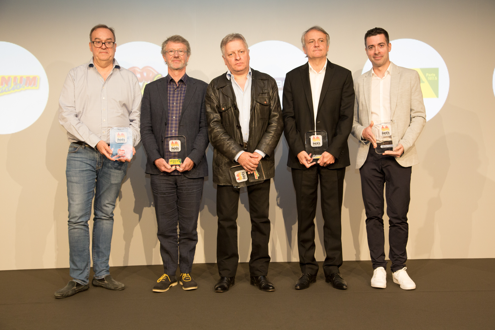 La remise des Trophées audience avec (de gauche à droite) Christophe de Lamotte (Chante France), Dominique Guihot (Africa N°1), Philippe Guyot (Magnum la Radio), Yann Oger (Océane FM) et  Nicolas Pavageau (Contact FM)