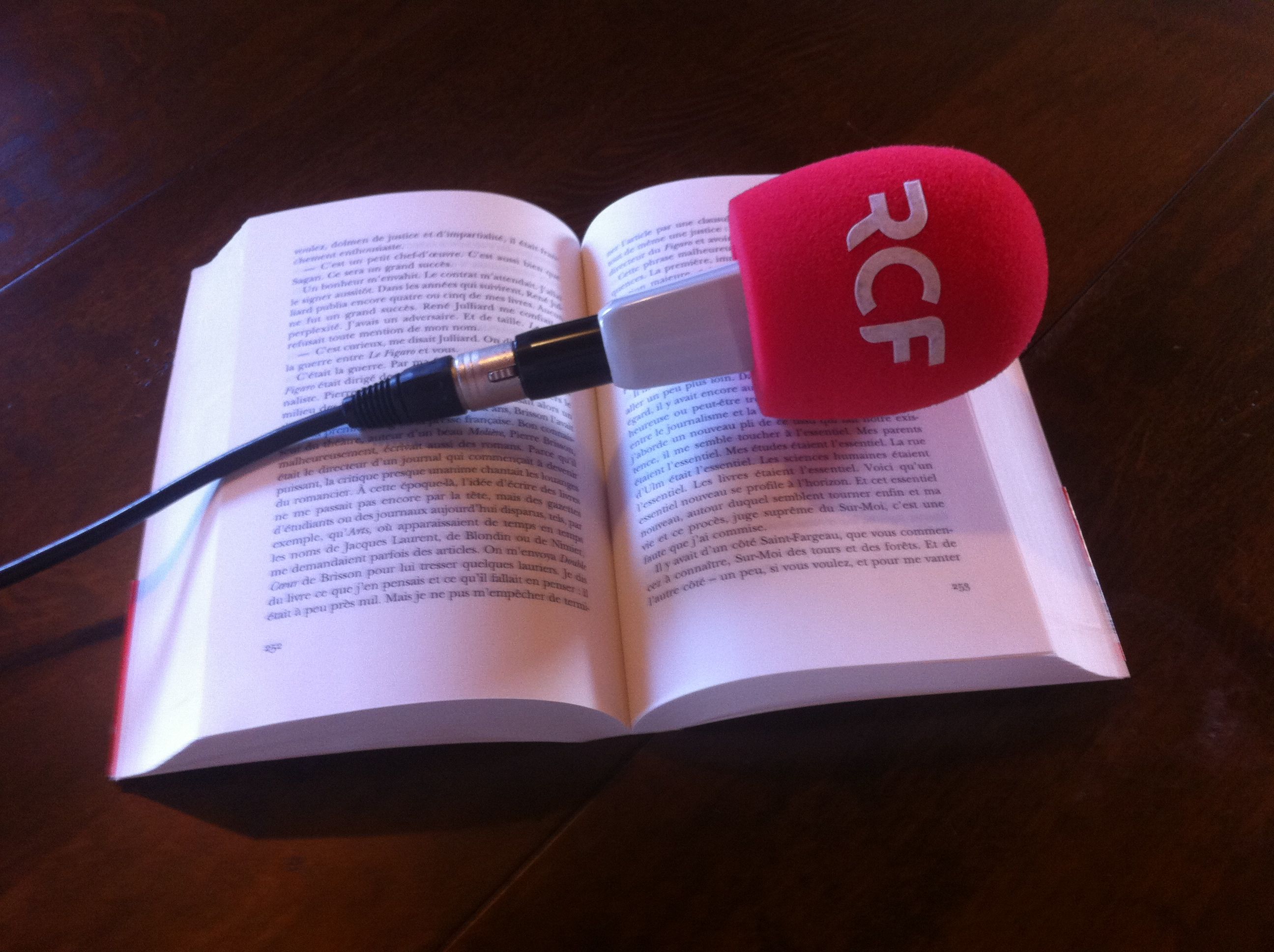 Charente FM, un livre mémoire du passé radio. © RCF Charente