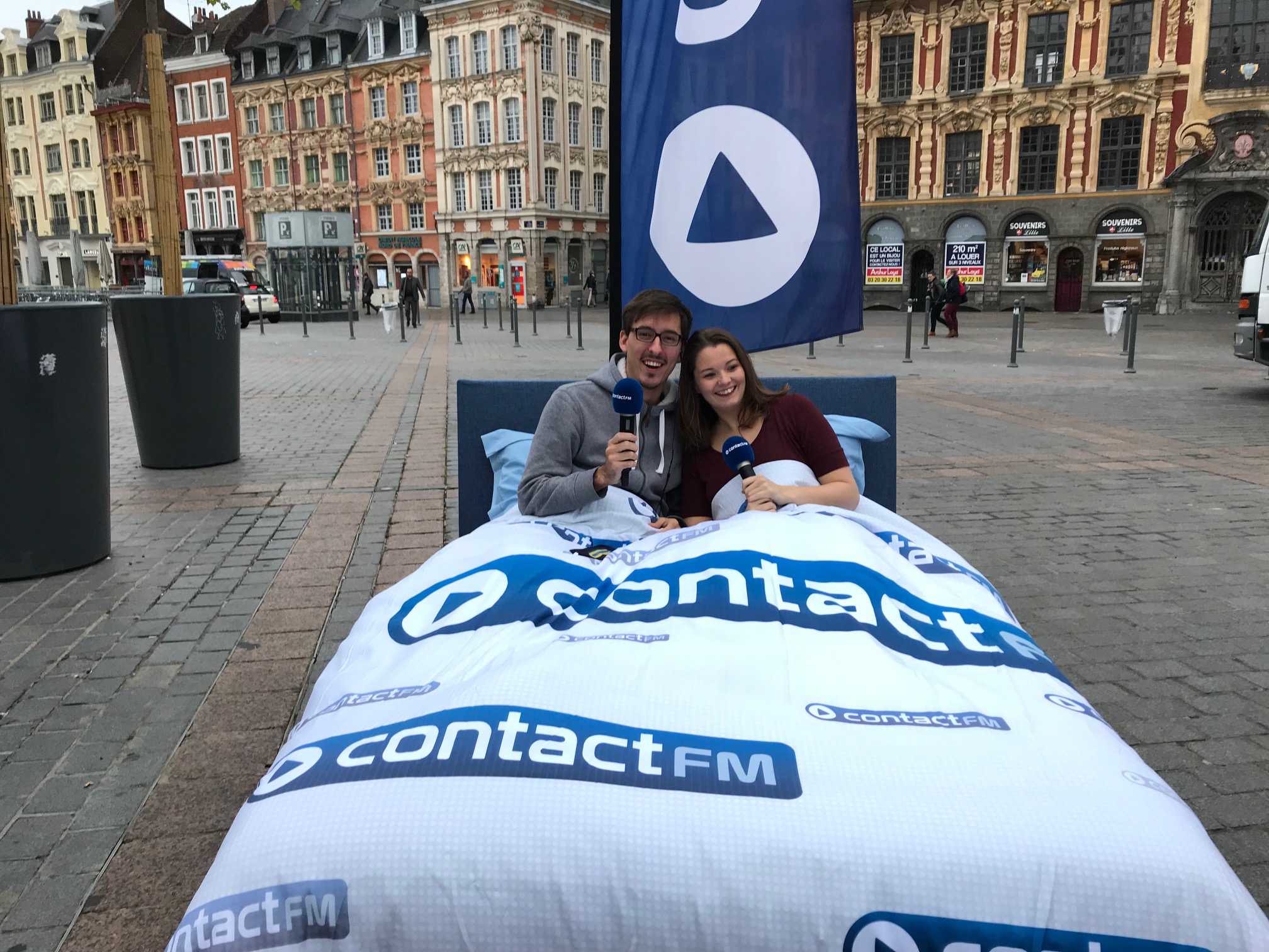 Contact FM dans un lit sur la Grand Place de Lille