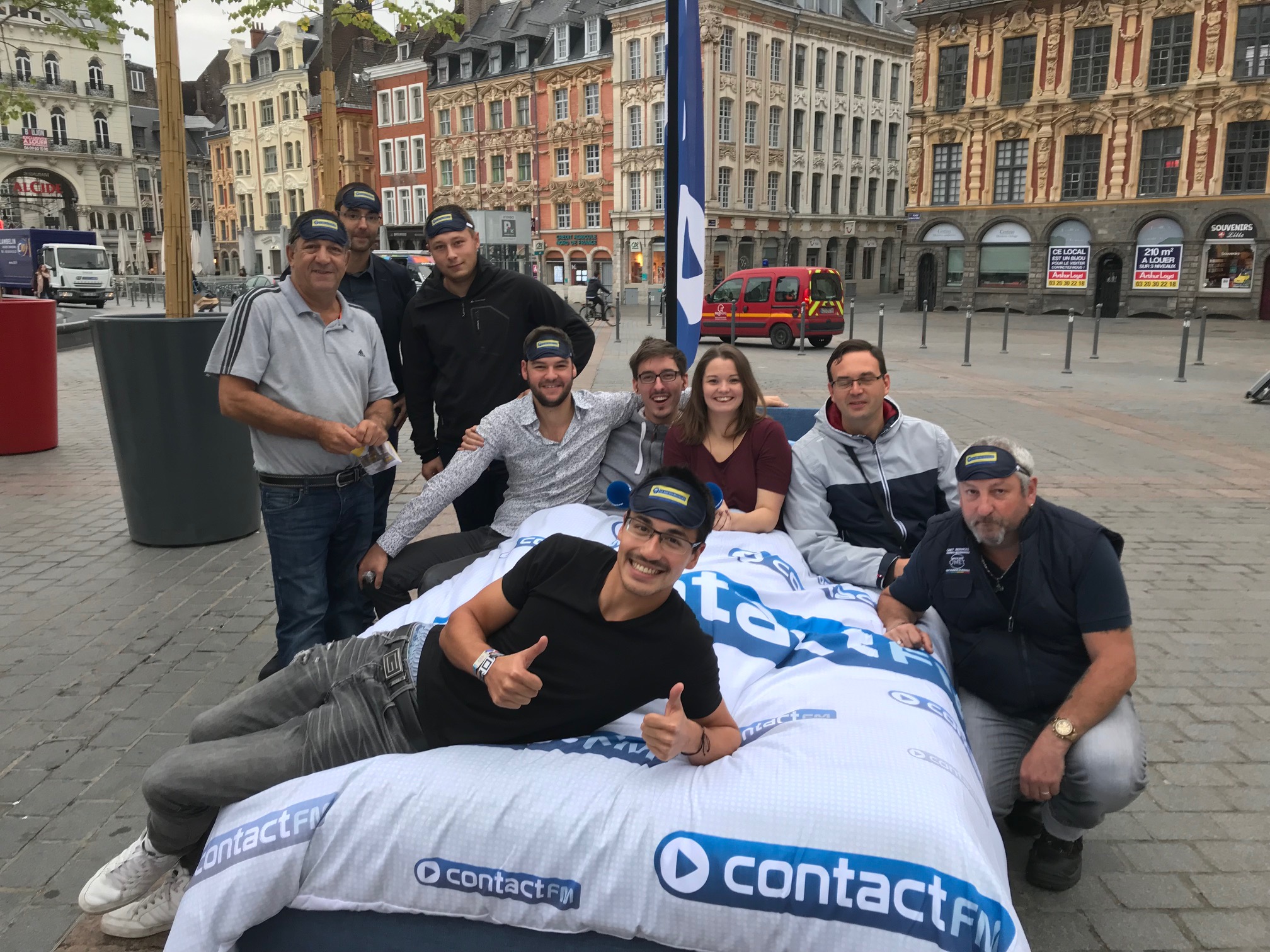 Contact FM dans un lit sur la Grand Place de Lille