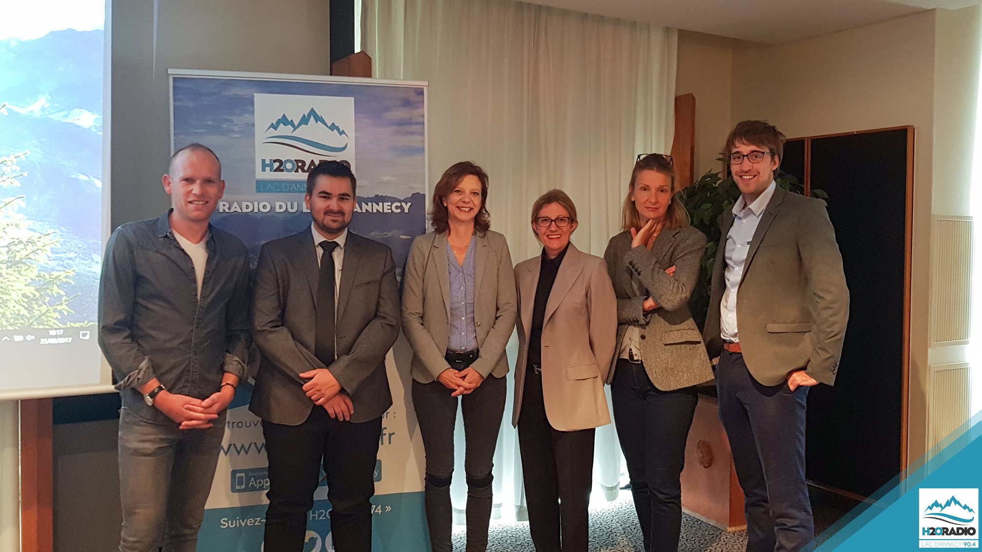 Une partie de l'équipe de H20 Radio, prête pour un lancement à la fin du mois d'octobre, entourée par quelques personnalités locales