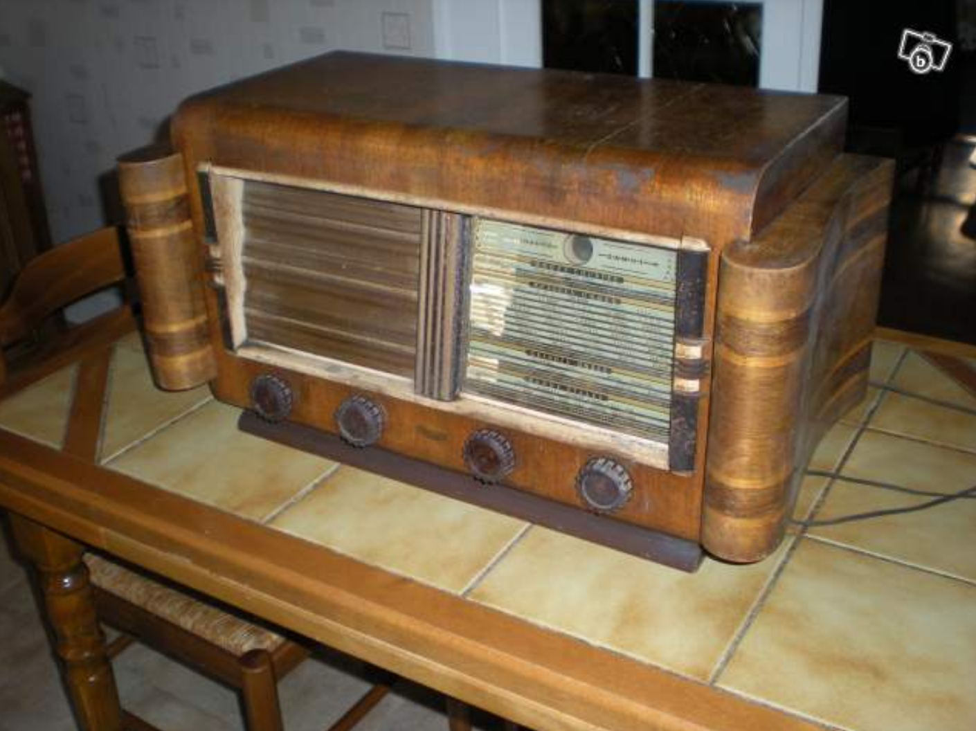Un vieux poste de radio qui trône, toujours, sur la table d'une cuisine.