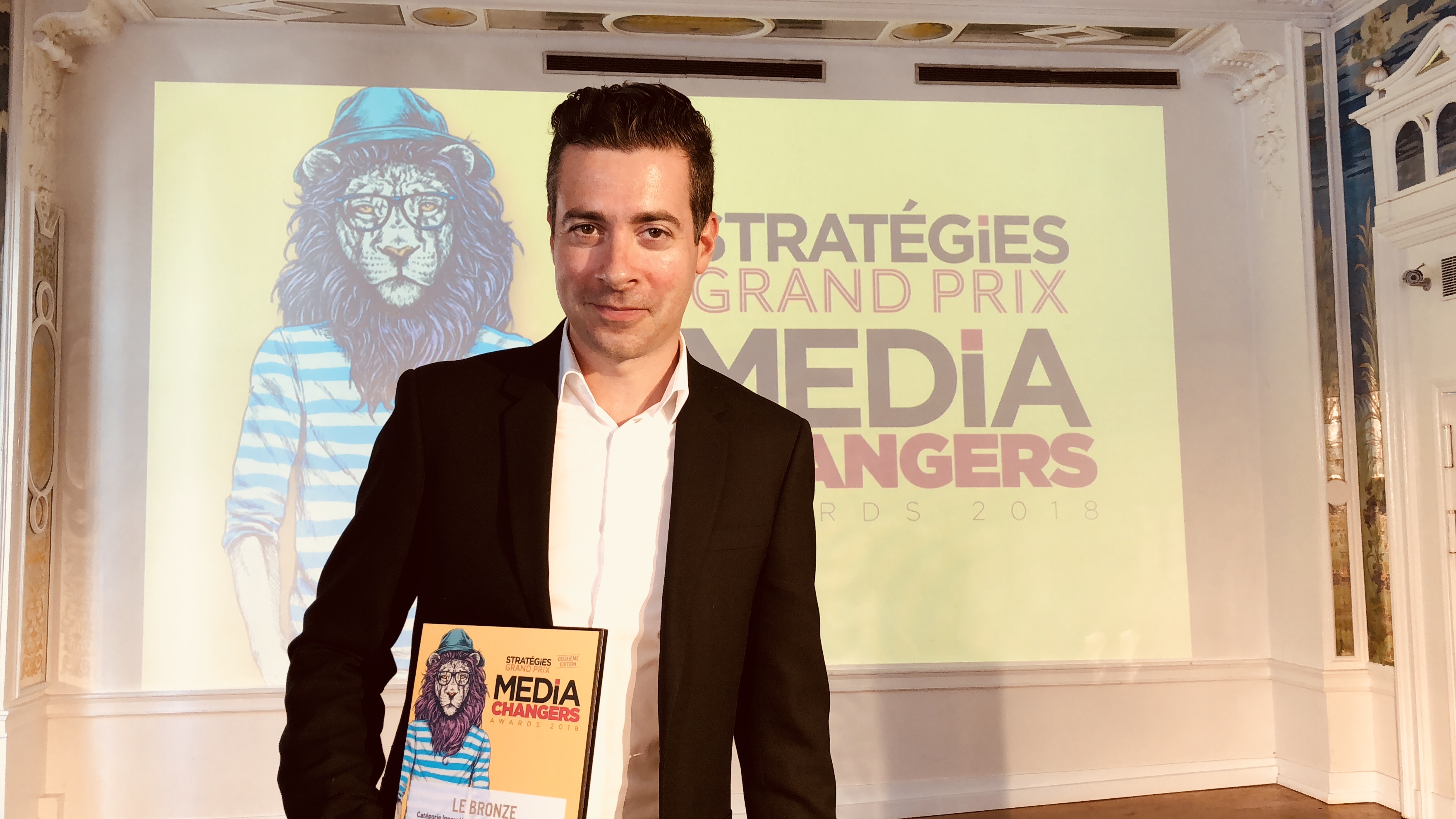 Nicolas Pavageau, directeur général de Contact FM, a reçu ce prix pour saluer le succès de son émission "Les Chasseurs d'Emploi" au Media Changers Awards 2018