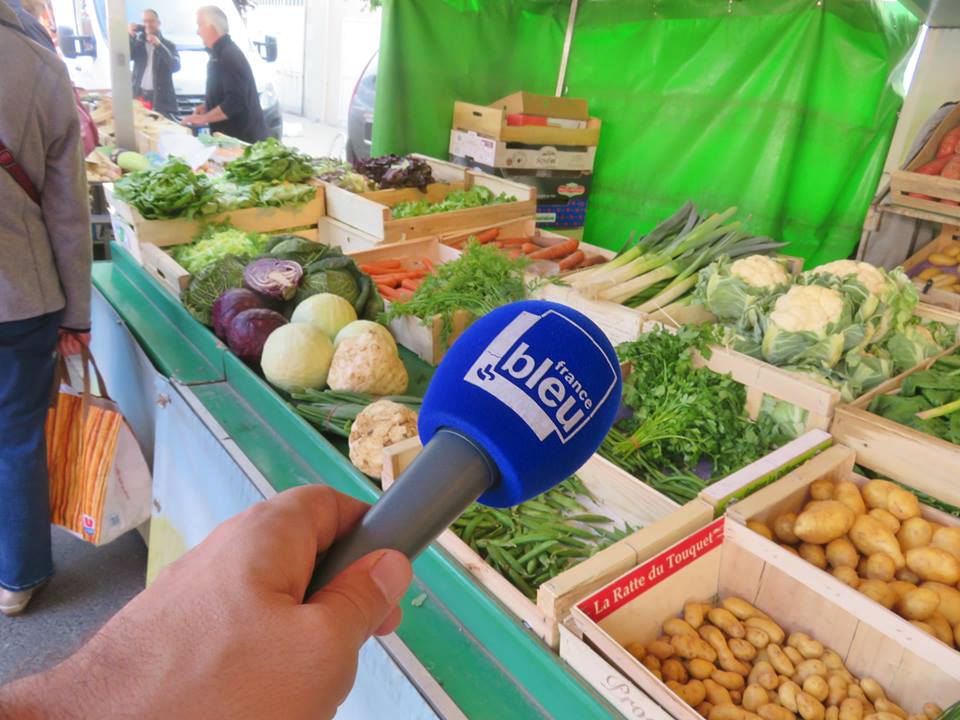 Le micro de France Bleu Poitou sur le marché de Montmorillon le 16 mai dernier © France Bleu Com