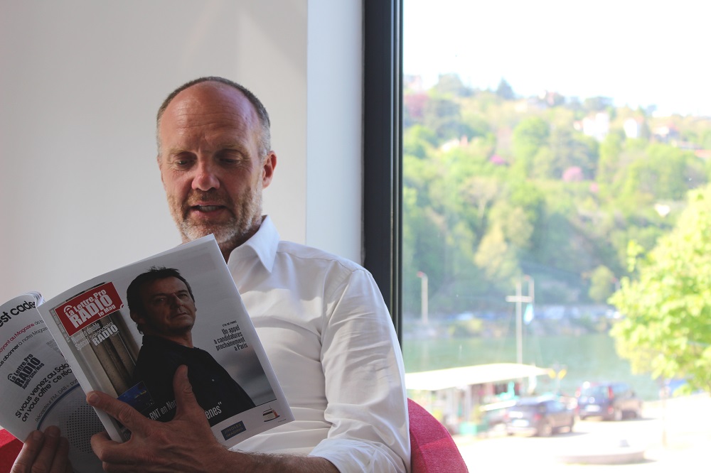 Le patron d'Espace Group, Christophe Mahé, en pleine lecture du n° 99 de La Lettre Pro de la Radio © Espace Group
