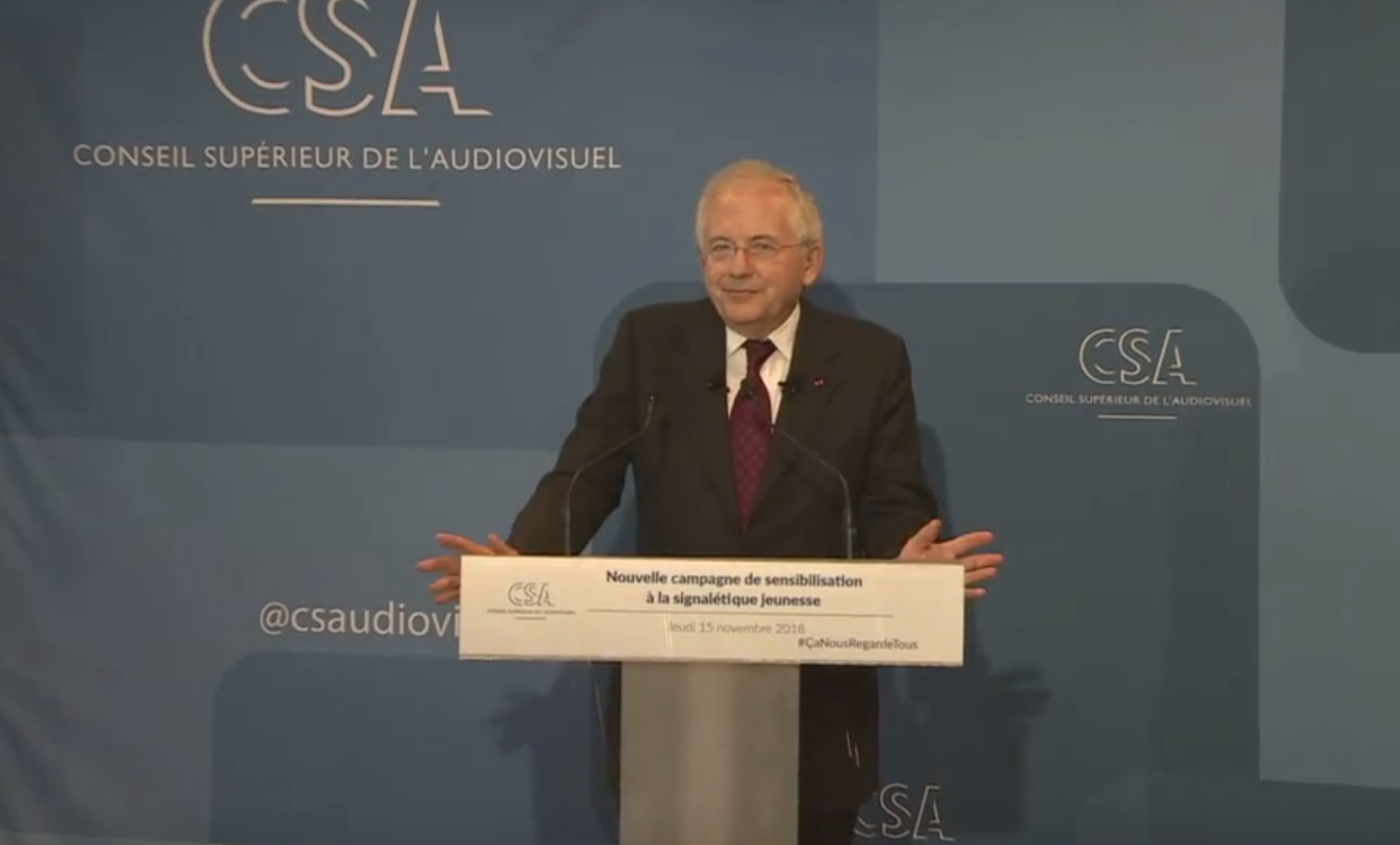 Le 15 novembre dernier, Olivier Schrameck, président du CSA et Carole Bienaimé Besse, membre du CSA et présidente du groupe de travail "Protection de la jeunesse" ont dévoilé, la nouvelle campagne et renouvelé l’engagement du régulateur audiovisuel pour la protection du jeune public face aux écrans.
