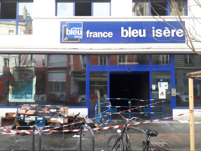 Les locaux de France Bleu à Grenoble ravagés par un incendie / Photo Twitter @bleu_isere