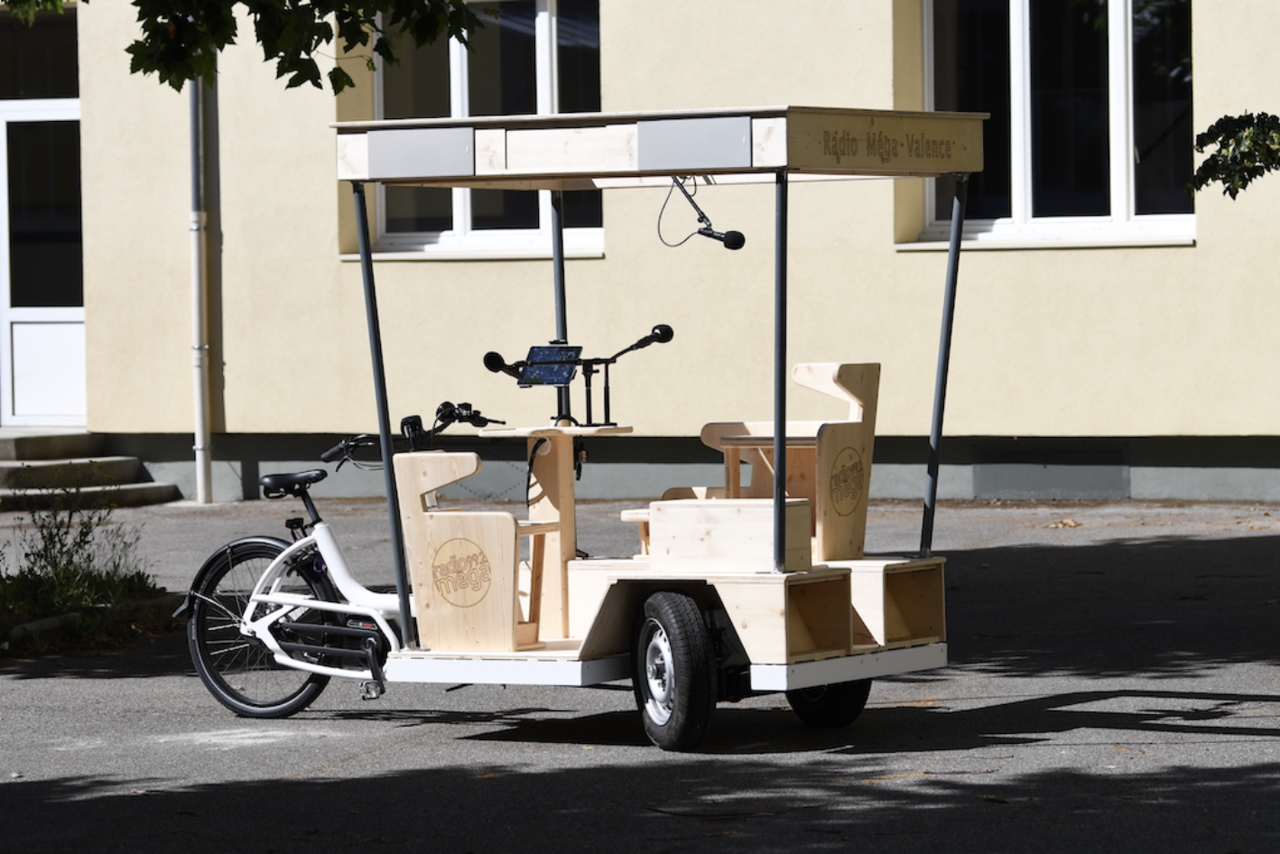 Le studio mobile de Radio Méga est presque prêt à avaler les kilomètres et les interviews © Patrick Gardin