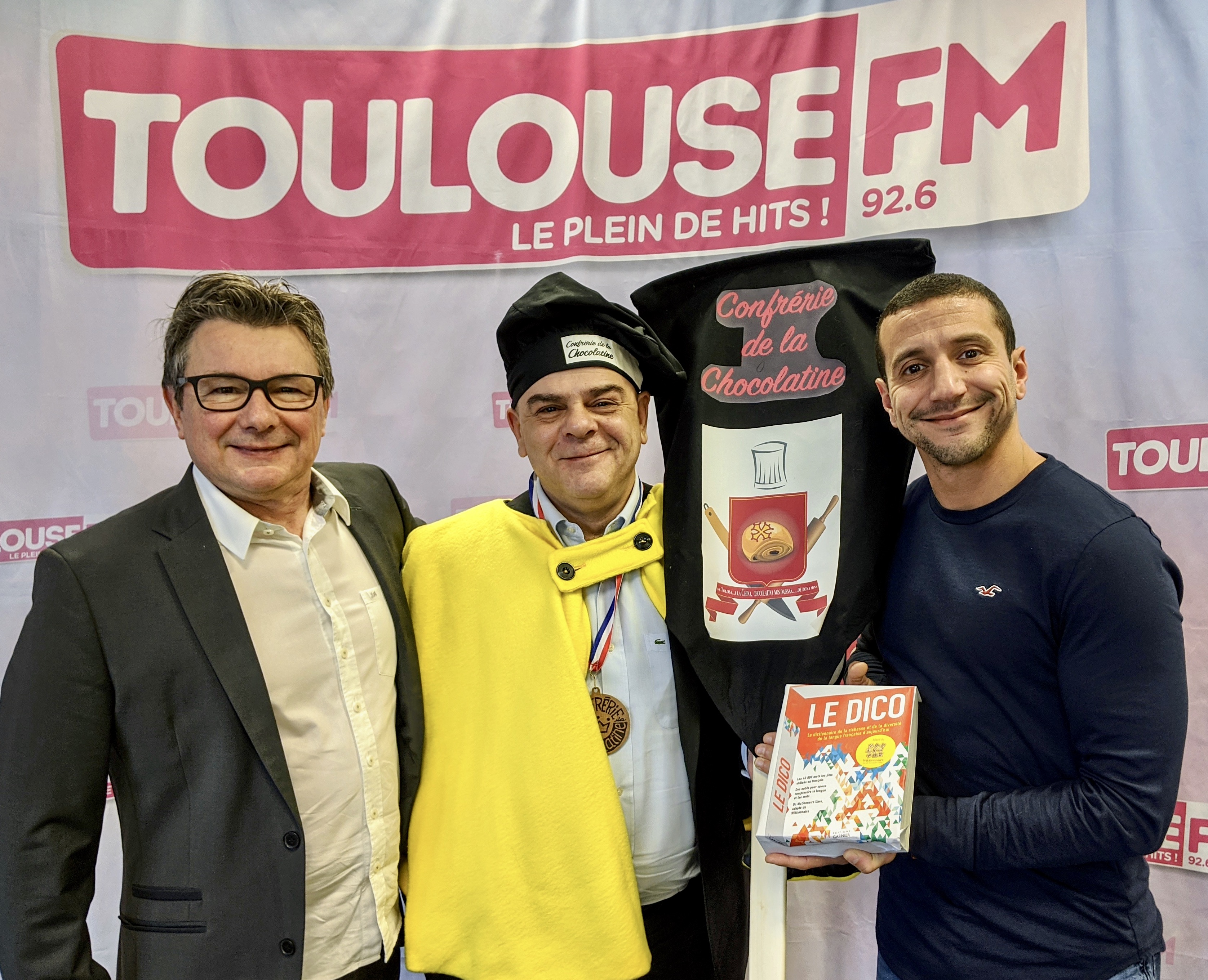 Pierre Nicolas Bapt de la Confrérie de la Chocolatine, entouré par Sylvain Athiel et Reyda Messaoudi ,animateur à Toulouse FM autour du "Dico".