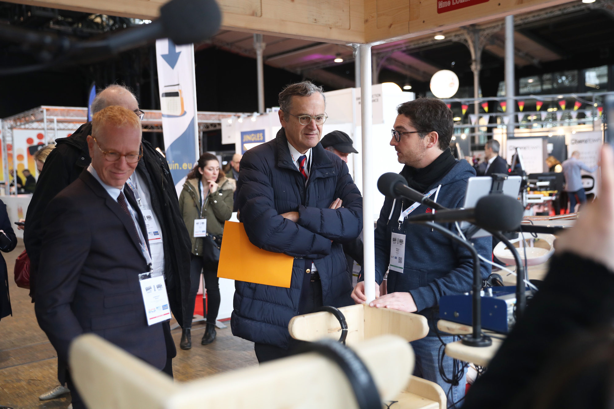 Roch-Olivier Masitre, Président du CSA, accompagné de Nicolas Curien et Hervé Godechot, ont pris le temps de rencontrer les exposants et d'échanger avec les radios présentes