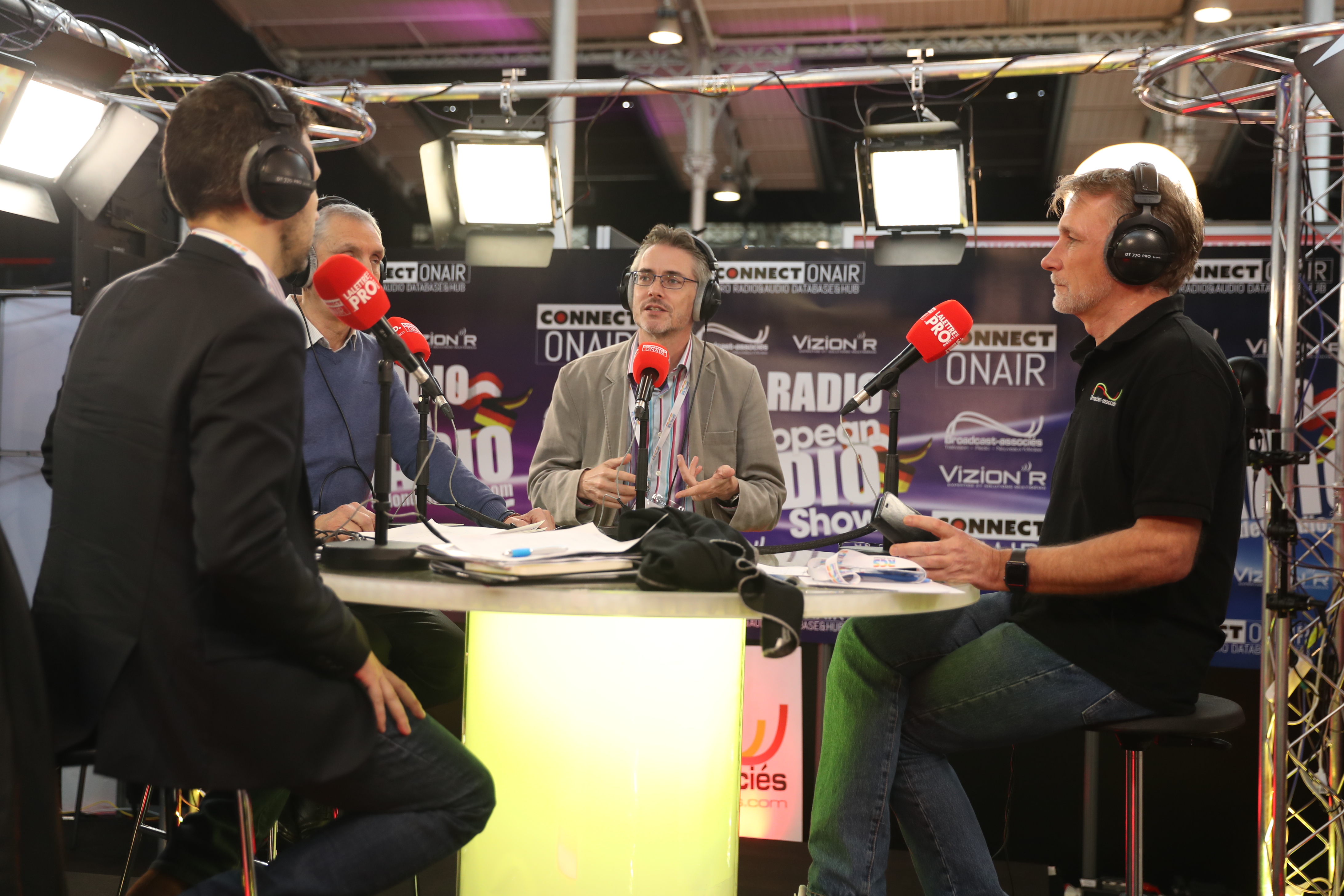 Forcément, La radio du Salon de la Radio émet un programme disponible à Paris et en Île-de-France en FM et en DAB+