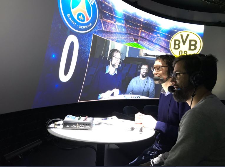 Lors du match à huis clos PSG-Dortmund, Cyrille de La Morinerie et Julien Froment commentent la rencontre sur Europe 1, depuis le studio Bellemare. © D.R.