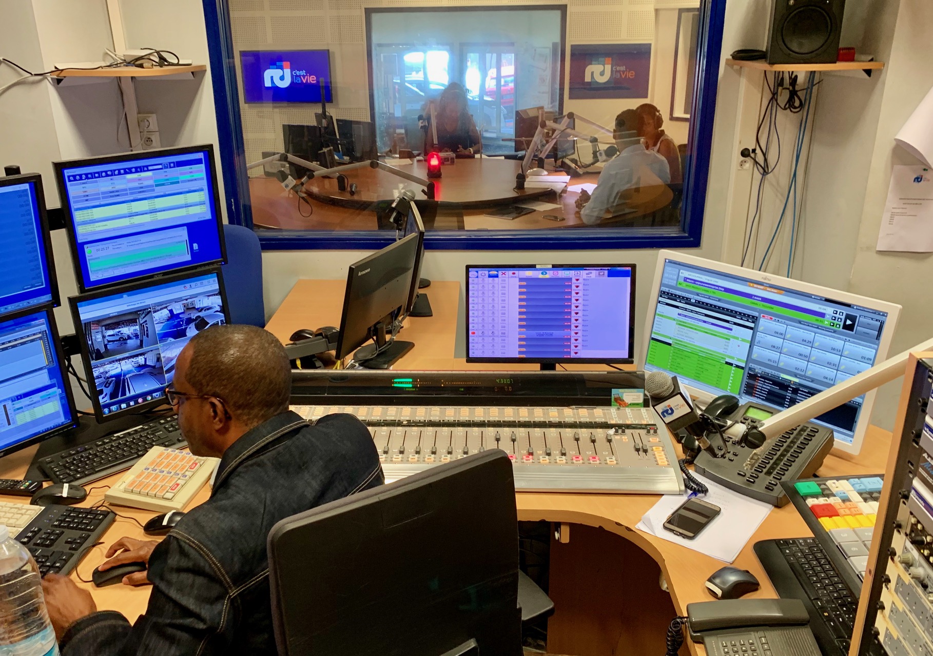 Les radios de l'outre-mer mobilisées comme elles savent le faire. © D.R.