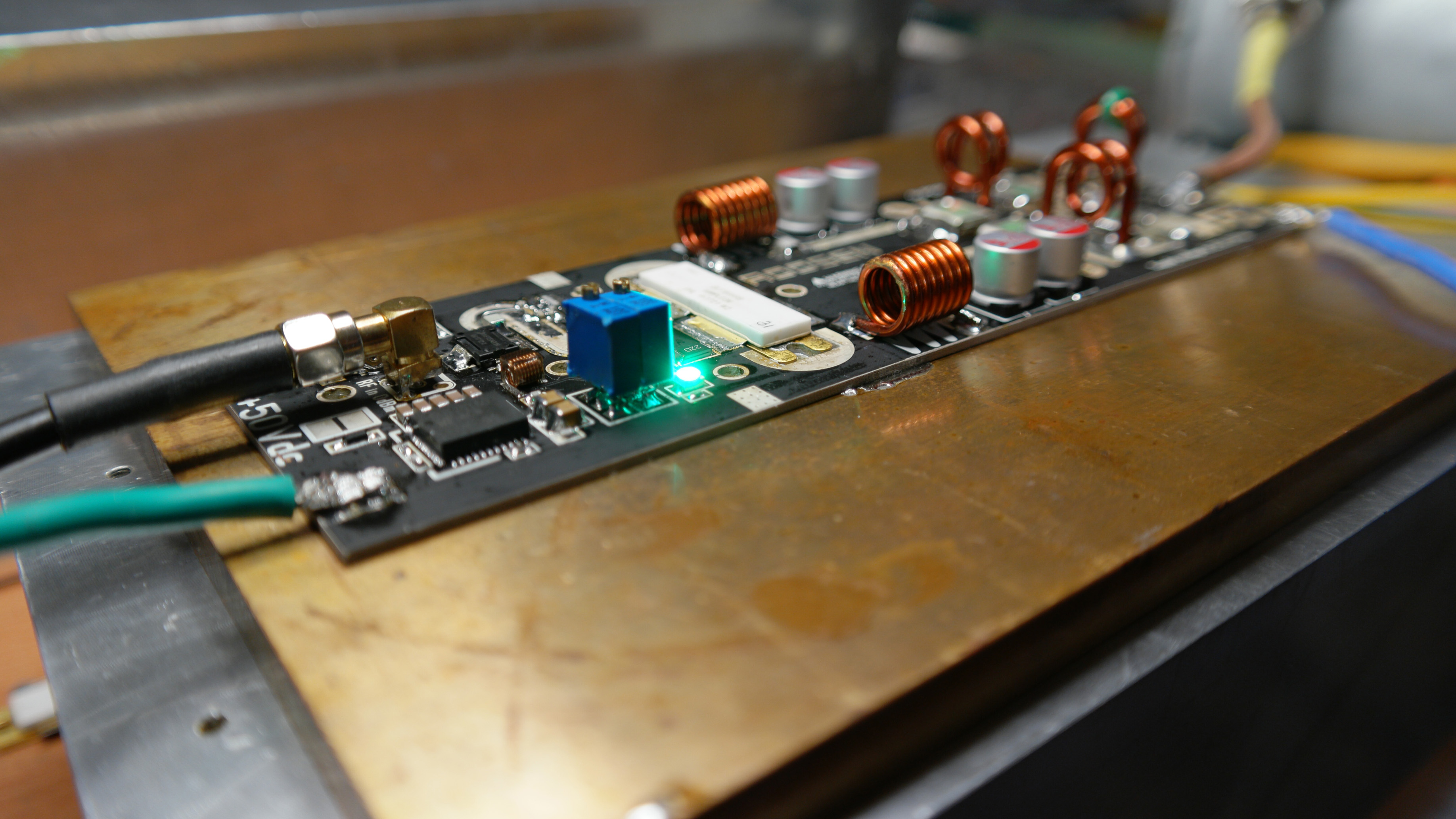 Prototype d'amplificateur RF 87 à 108 MHz de 1 500 à 1 900 watts à 80% de rendement sur toute la bande, composé du transistor BLF189XRB.