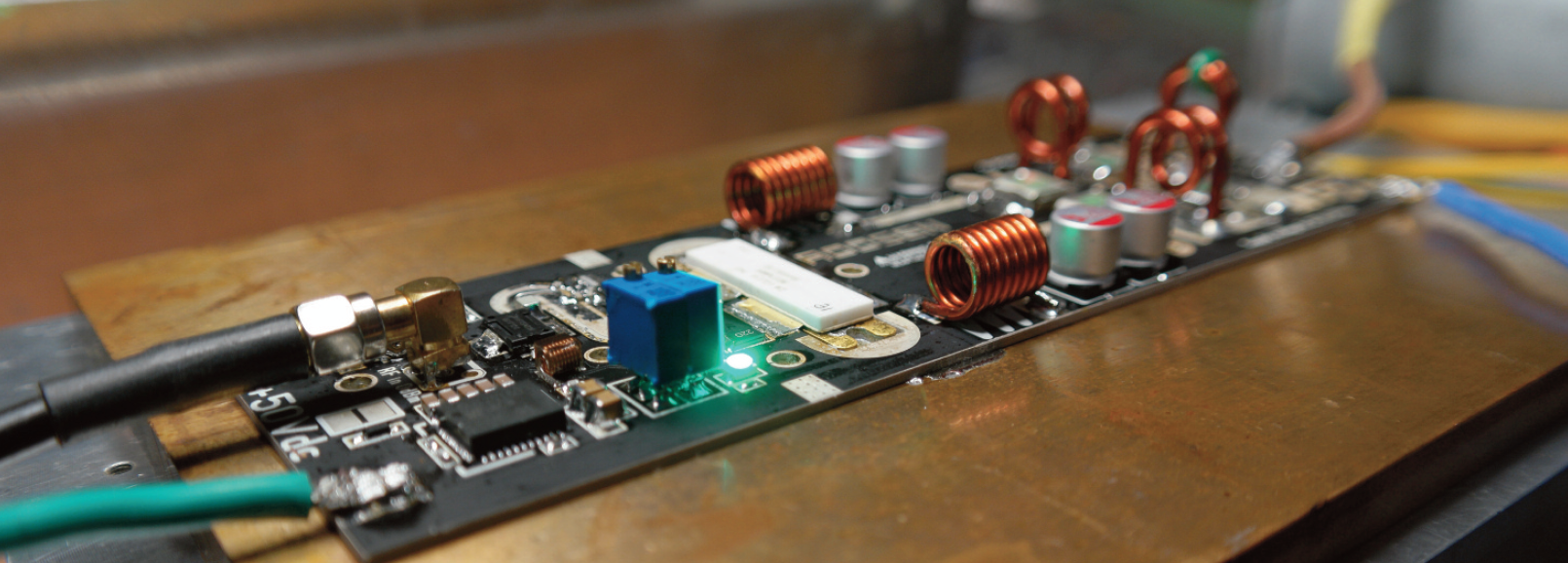 Prototype d'amplificateur RF 87 à 108 MHz de 1 500 à 1 900 watts à 80% de rendement sur toute la bande, composé du transistor BLF189XRB.