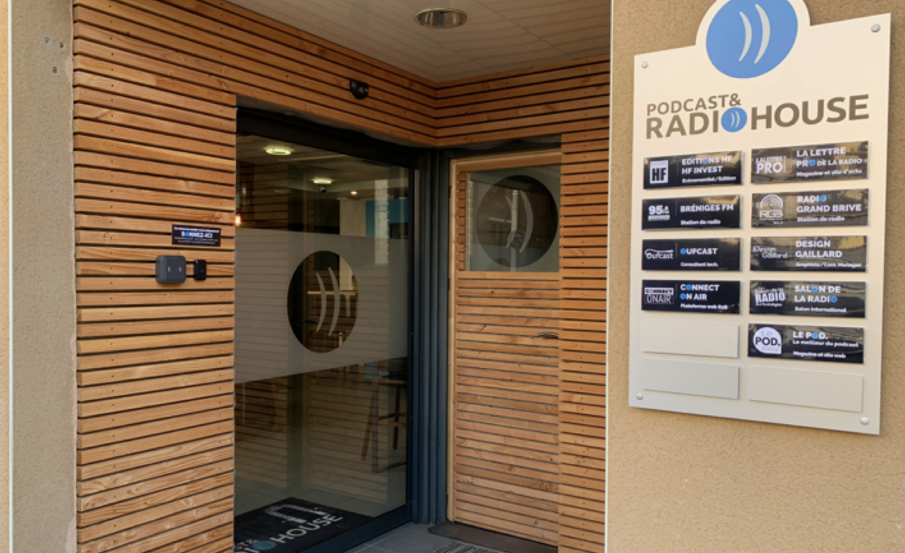 L'entrée de la RadioHouse à Brive en Corrèze. Le siège également de La Lettre Pro de la Radio et du Salon de la Radio et de l'Audio Digital...