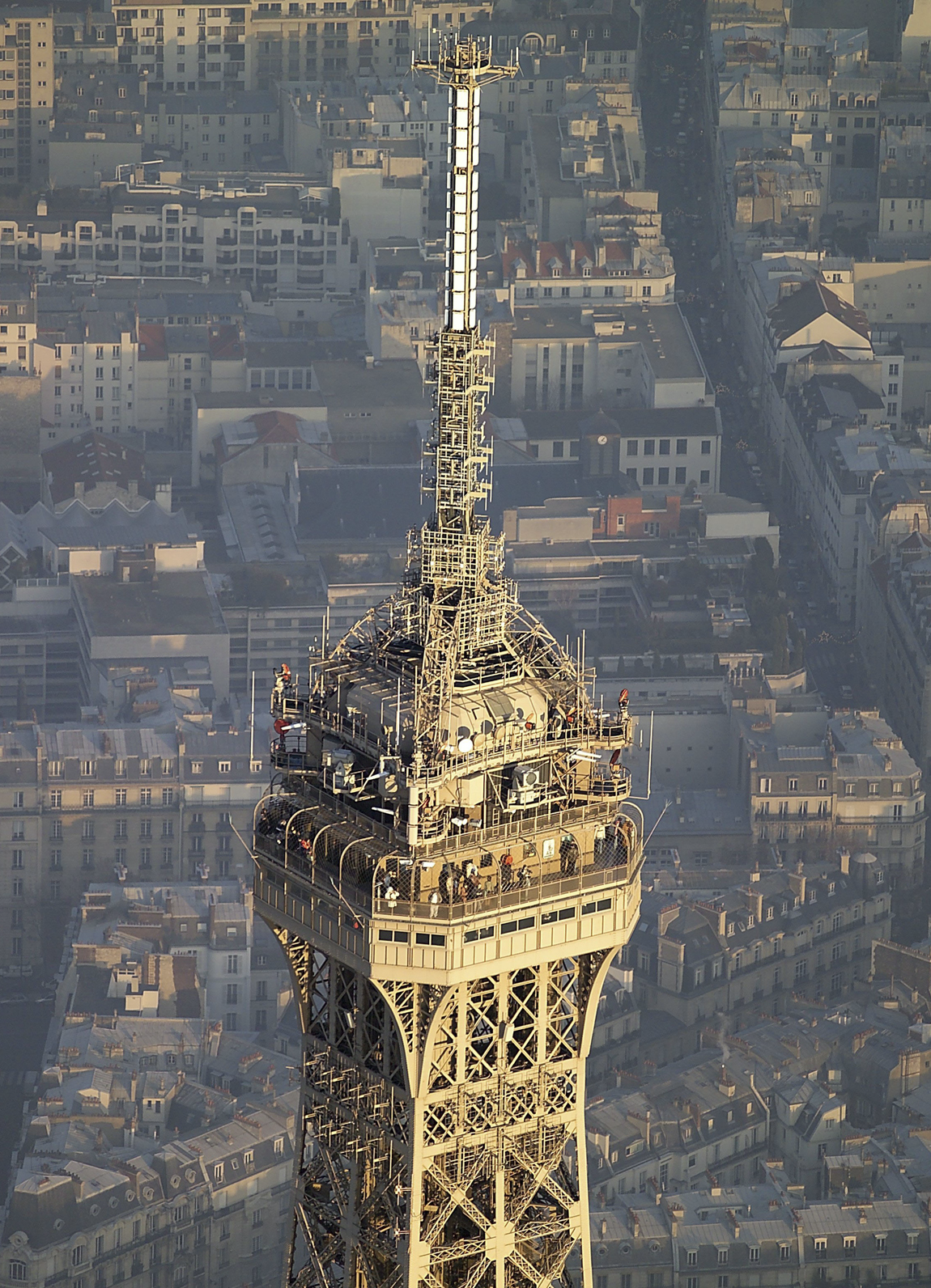Les installations techniques de TDF au sommet de la Tour Eiffel © TDF