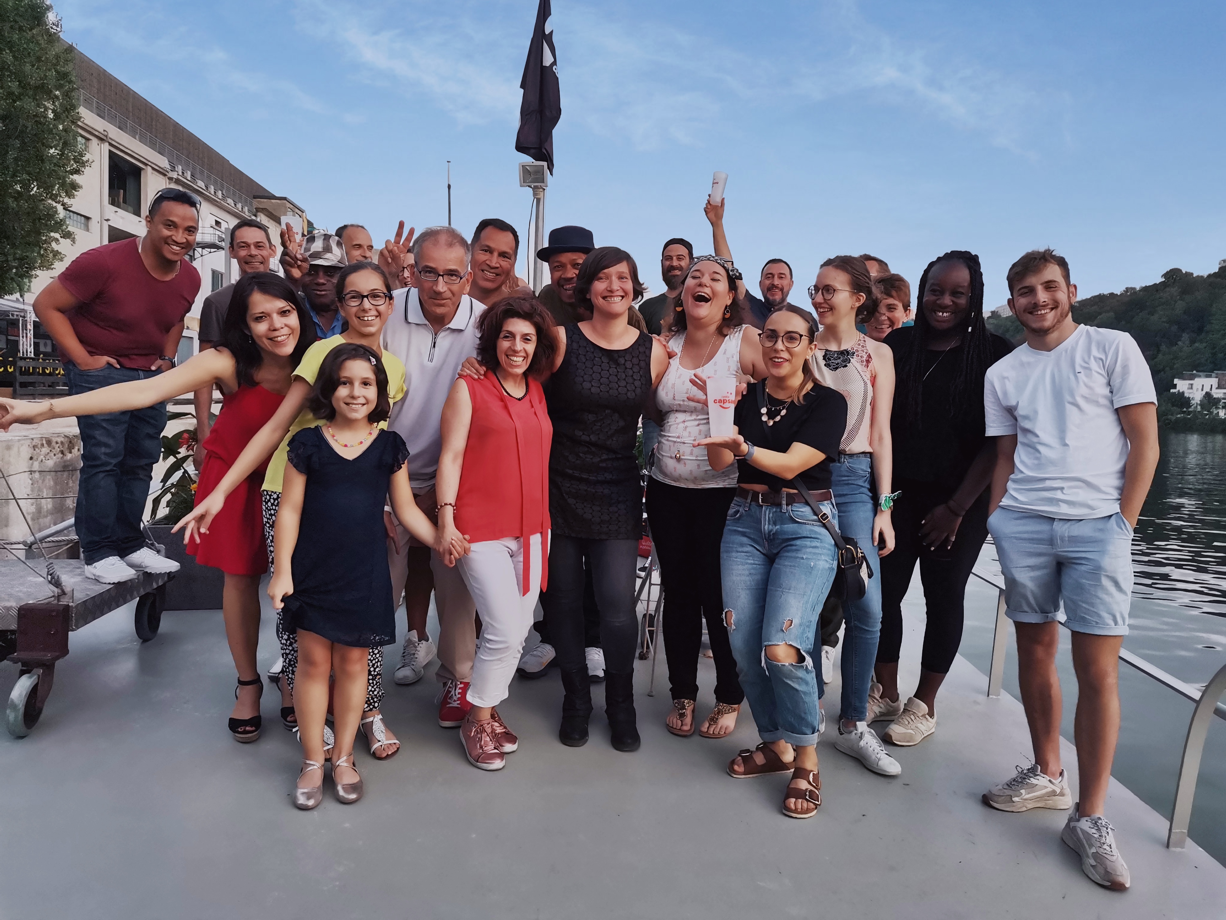 Chez Capsao, le soleil est sur tous les visages ! © Radio Capsao.