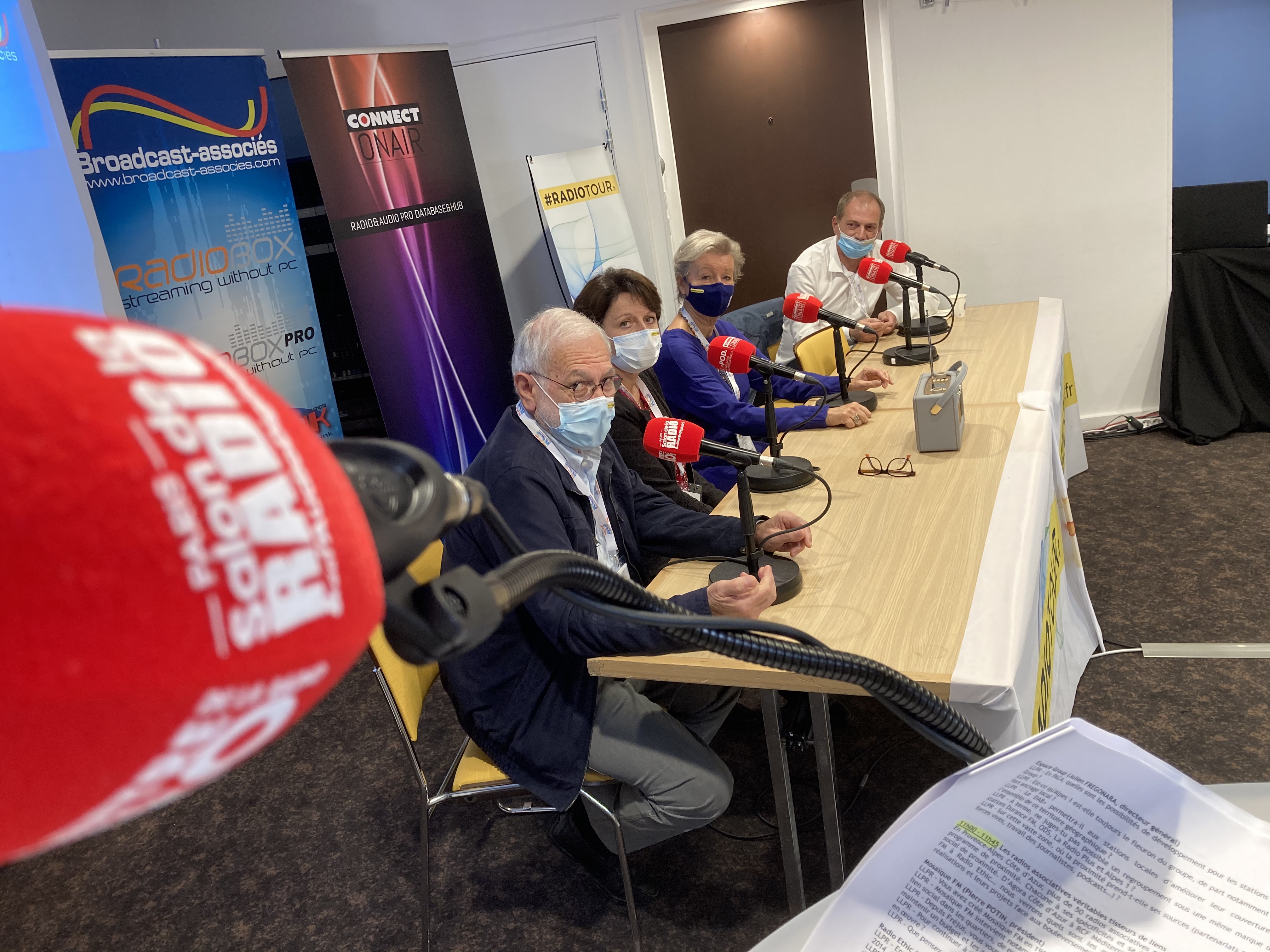 Pierre Potin, président de Mosaïque FM, assis au premier plan