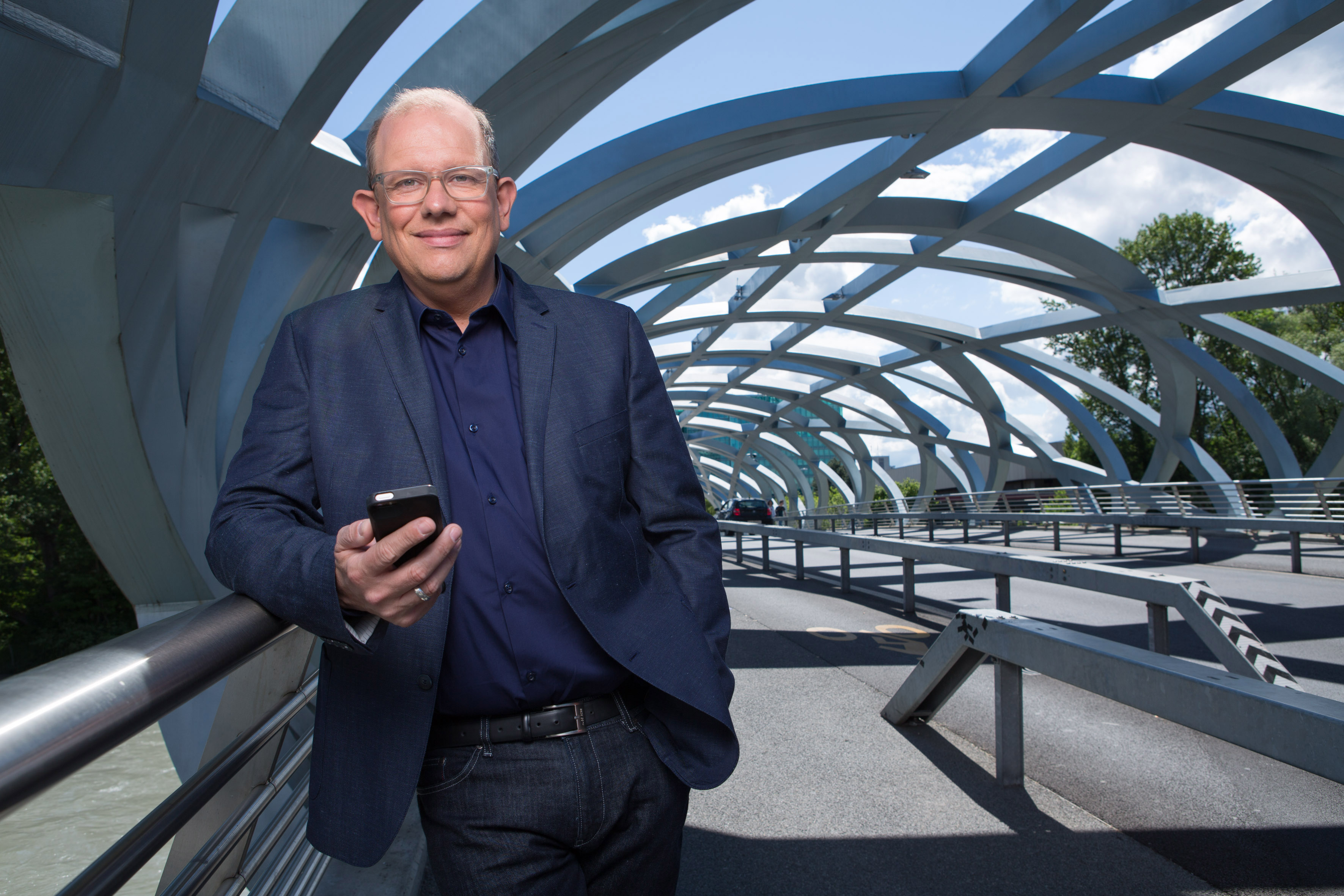 Pour Luc Mariot, la force du service public est l'interaction avec l'auditeur. © RTS/Jay Louvion.