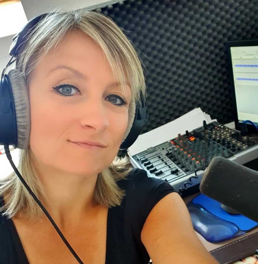 Julie Keukelaere et Jean-Marc Meis ne se connaissent pas, mais animent pourtant sur les mêmes radios. © D.R.