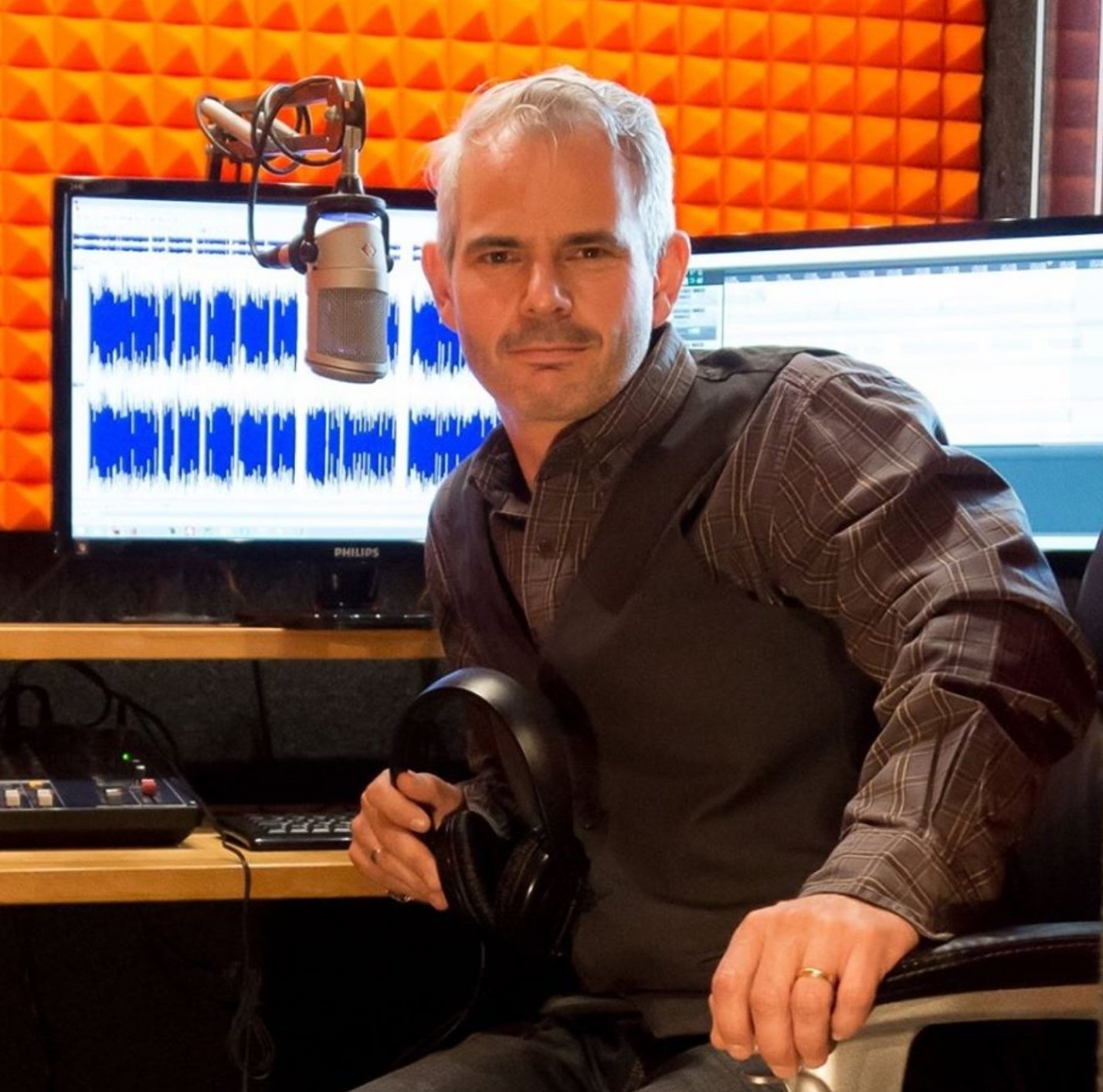 "Il faut être rigoureux, et bien évaluer sa charge de travail" explique Jihem dans son studio