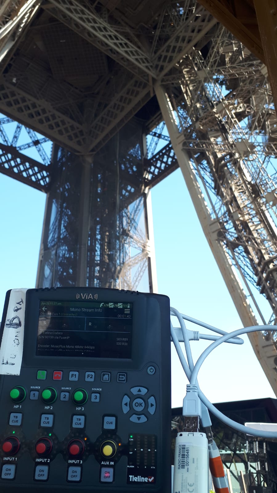 Radio France et codec ViA Tieline à la tour Eiffel. © SAVE Diffusion.