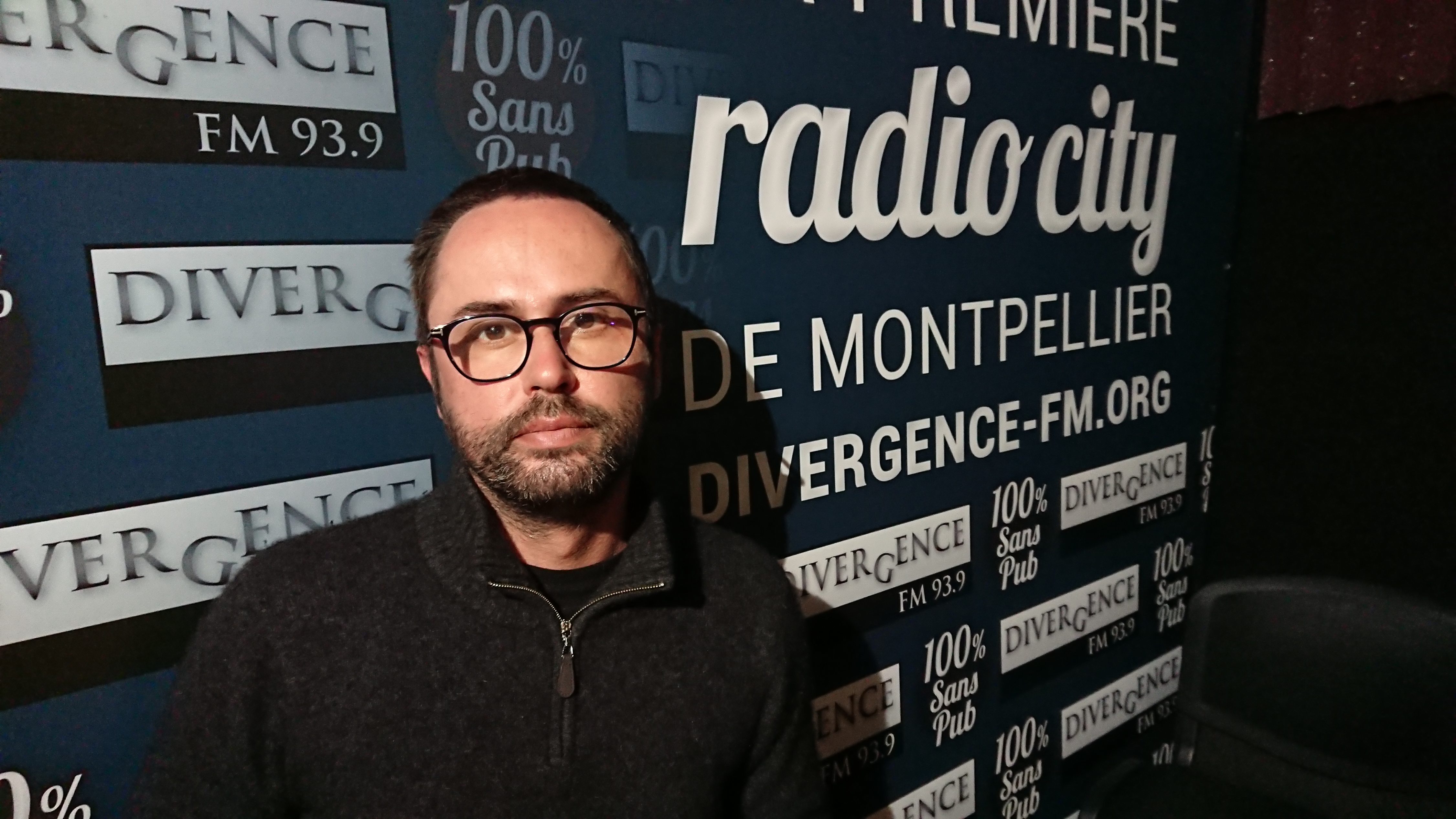 Née en 1987, la radio associative montpelliéraine Divergence FM détonne dans le paysage occitan, tout en réunissant 48 700 auditeurs. Bruno Bertrand en est le directeur des programmes.