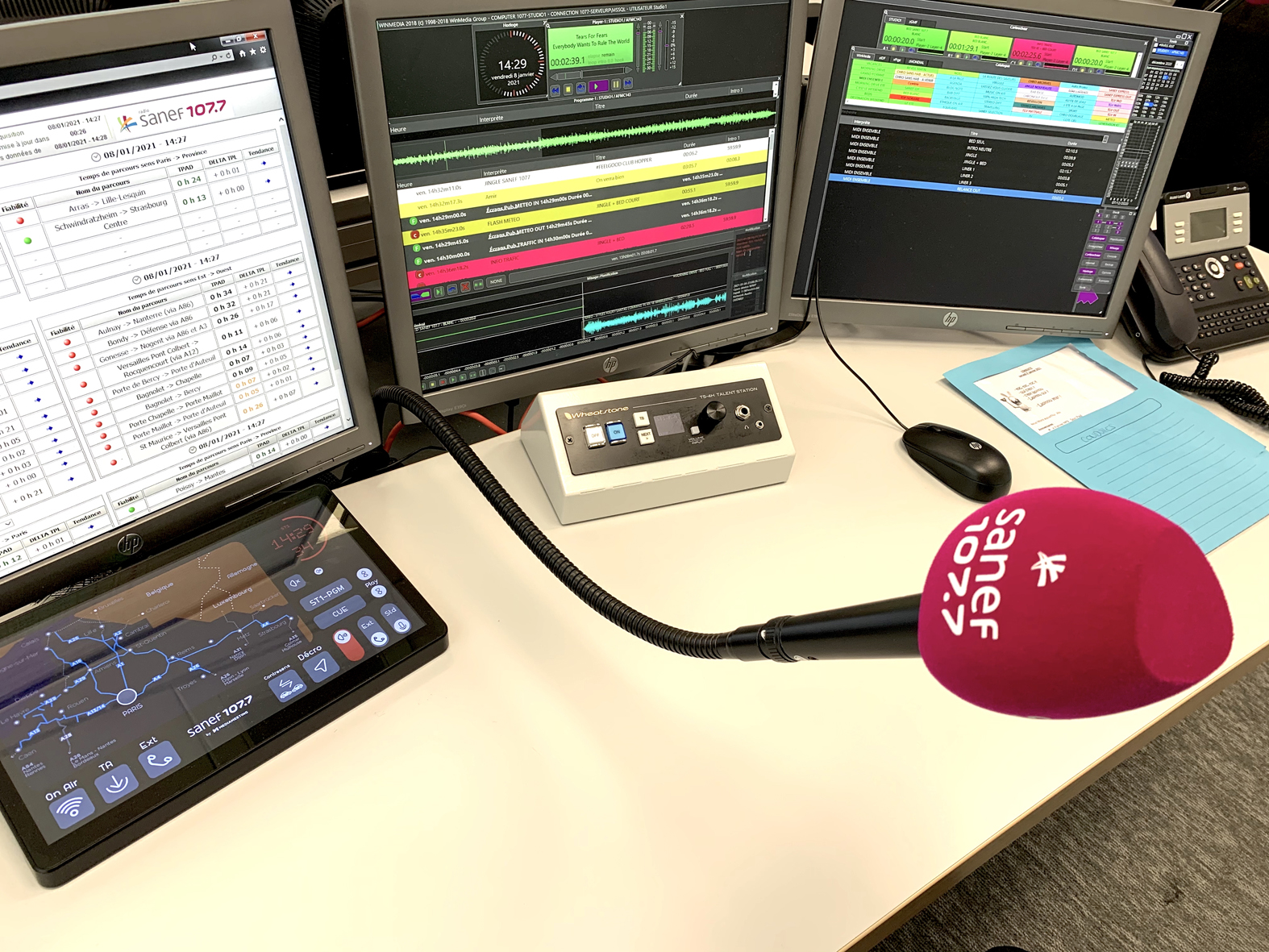 Dans un studio de diffusion, l'interface tactile ScreenBuilder et le pupitre de contrôle TS4. © Maxime Paillé - Mediameeting.