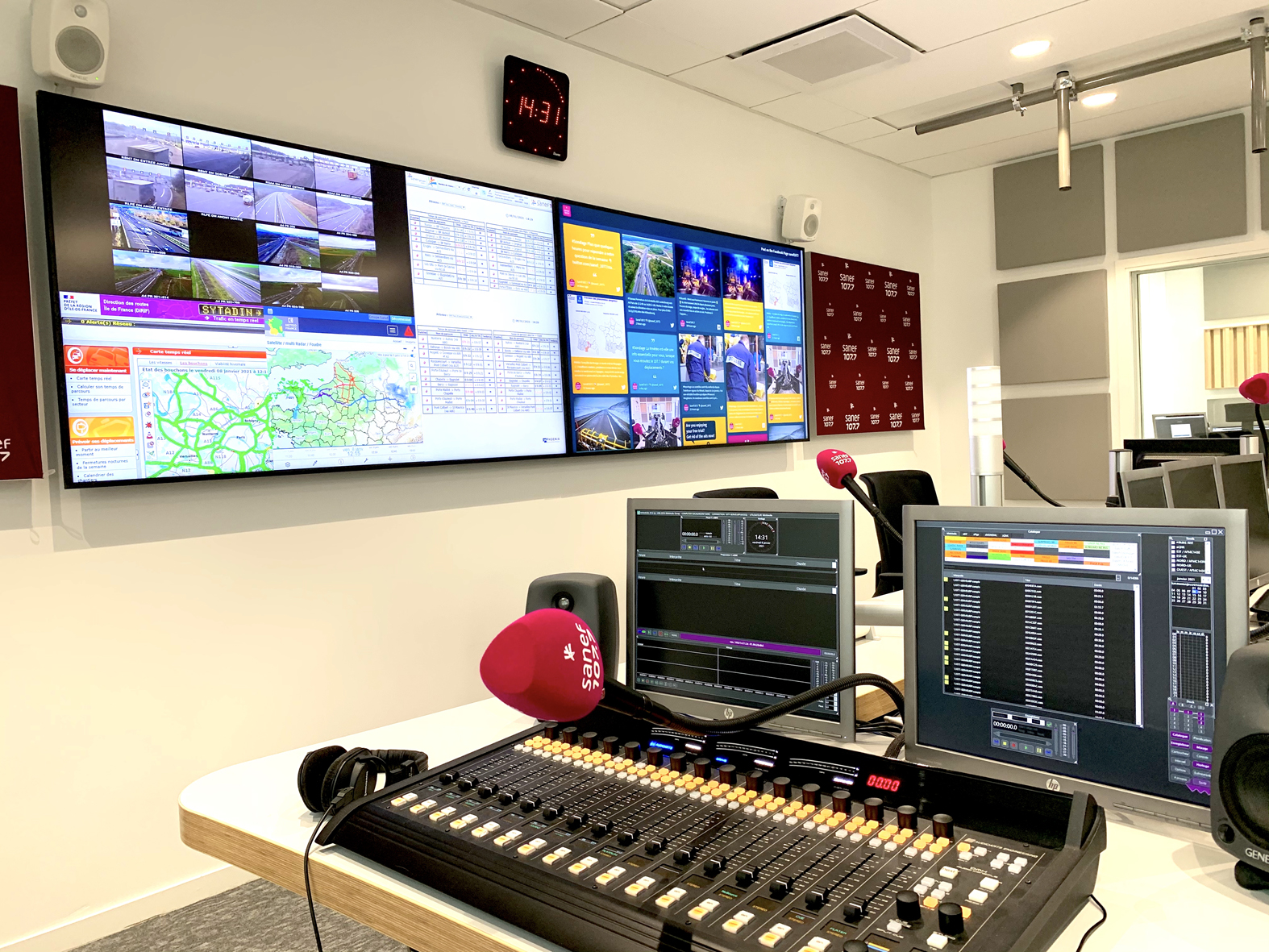 Le studio 4 Social Room et ses deux écrans géants. © Maxime Paillé - Mediameeting.