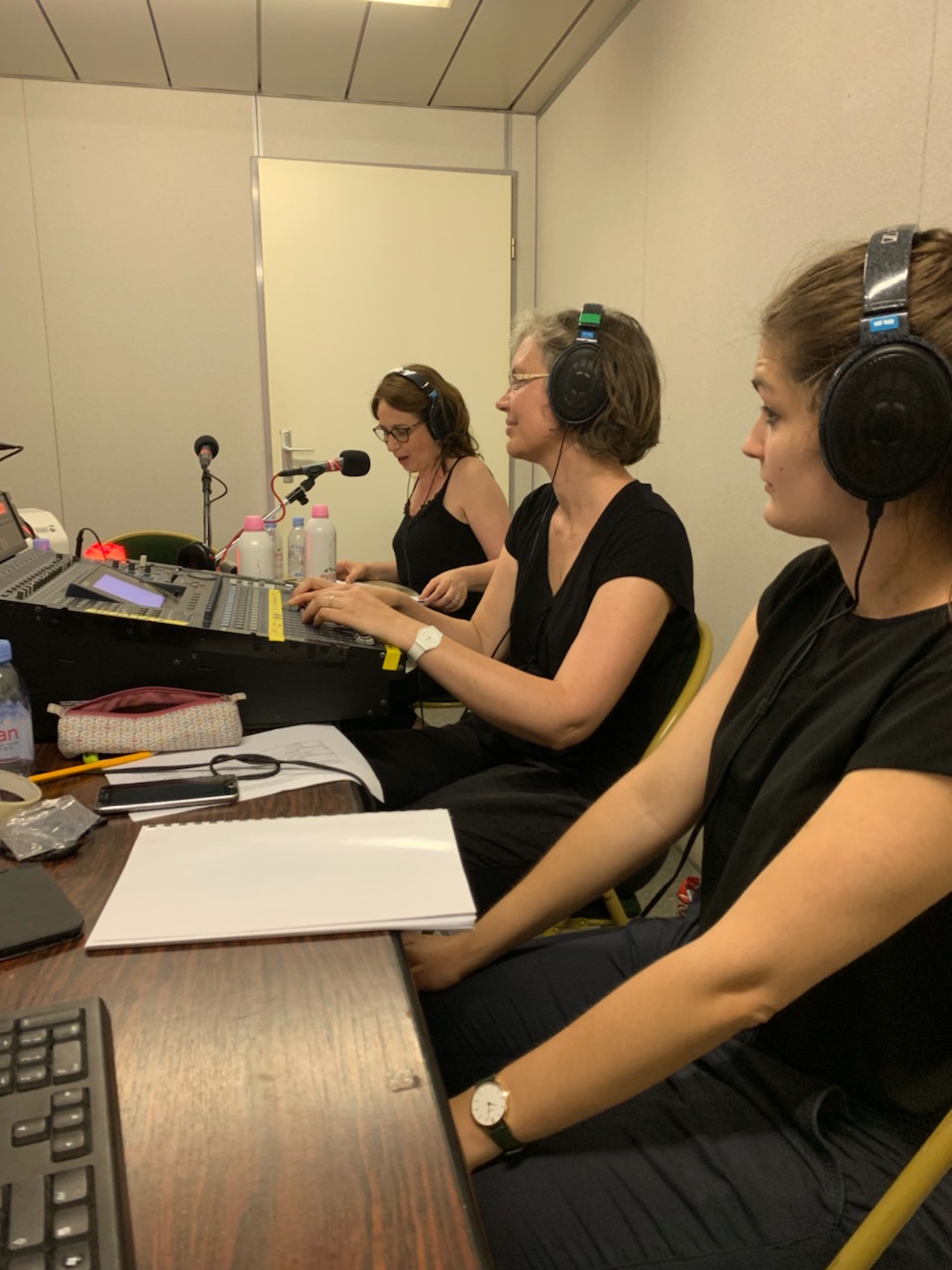 Le studio mobile de Radio Classique en juillet 2020. Avec à la prise de son : Marion Bénet à la direction artistique (au premier plan), Aurélie Messonnier au mixage son (au centre) et  la journaliste Laure Mézan (à l'arrière-plan). © Radio Classique.