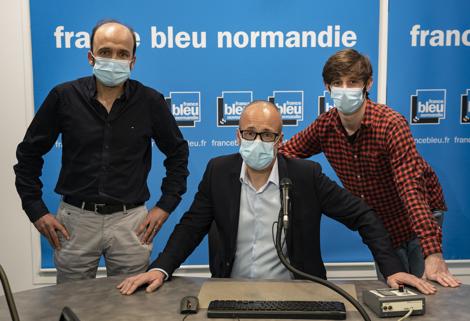 La matinale de France Bleu Normandie est animée par (de gauche à droite) par Yves-René Tapon (journaliste), Michel Jérôme (animateur) et Thomas Schonheere (journaliste) © Loïc Seron