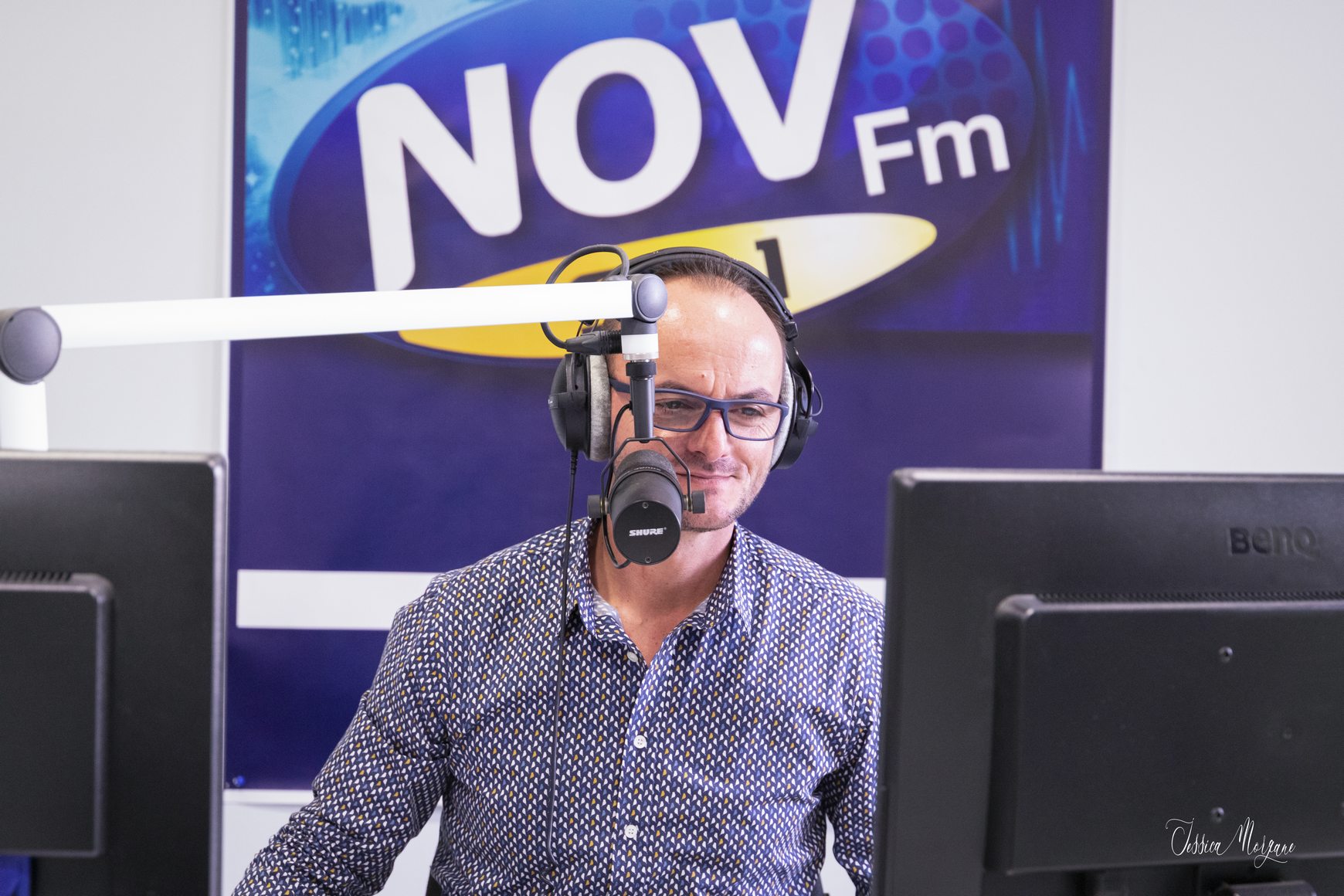 Directeur de Nov FM, Arnaud Guittot anime également la matinale de 6h30 à 10h." Crédit photo : Jessica Morgane.