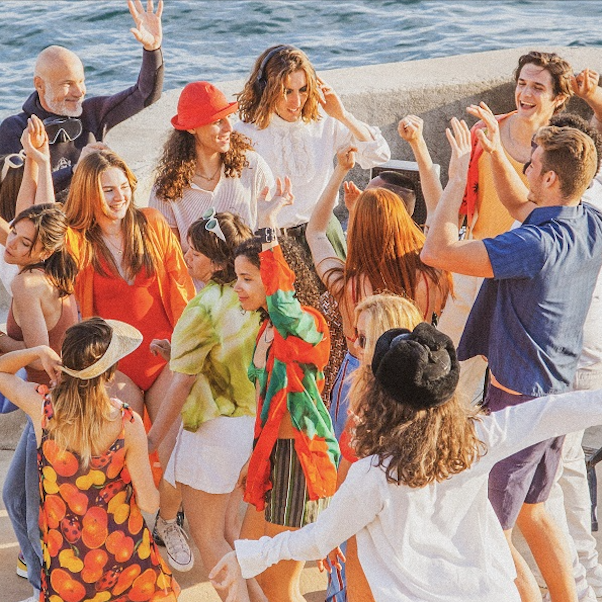 Kungs, l'artiste le plus Shazamé au monde, a récemment dévoilé un single inédit "Never Going Home", un titre "aussi festif qu'estival". Ce "summer track", comme ils disent,  deviendra probablement la bande-son de l'été de vos auditeurs.