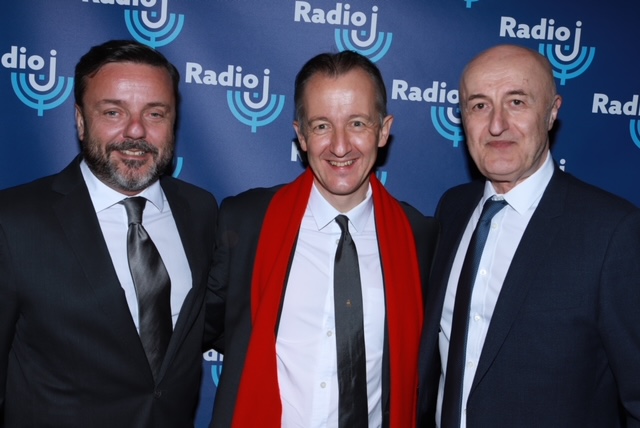 Emmanuel Rials, directeur général Radio J avec Christophe Barbier journaliste à Radio J et Nellu Cohn directeur des antennes à Radio J