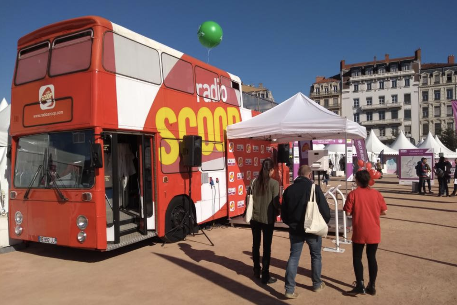 Run In Lyon est aussi l'occasion pour Radio Scoop de mettre en avant ses couleurs avec son bus à Impérial © Radio Scoop