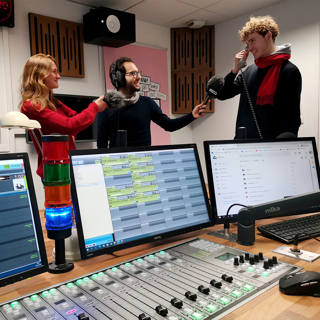 L'équipe d’Euradio, au premier plan la console AEQ Forum IP. © Euradio