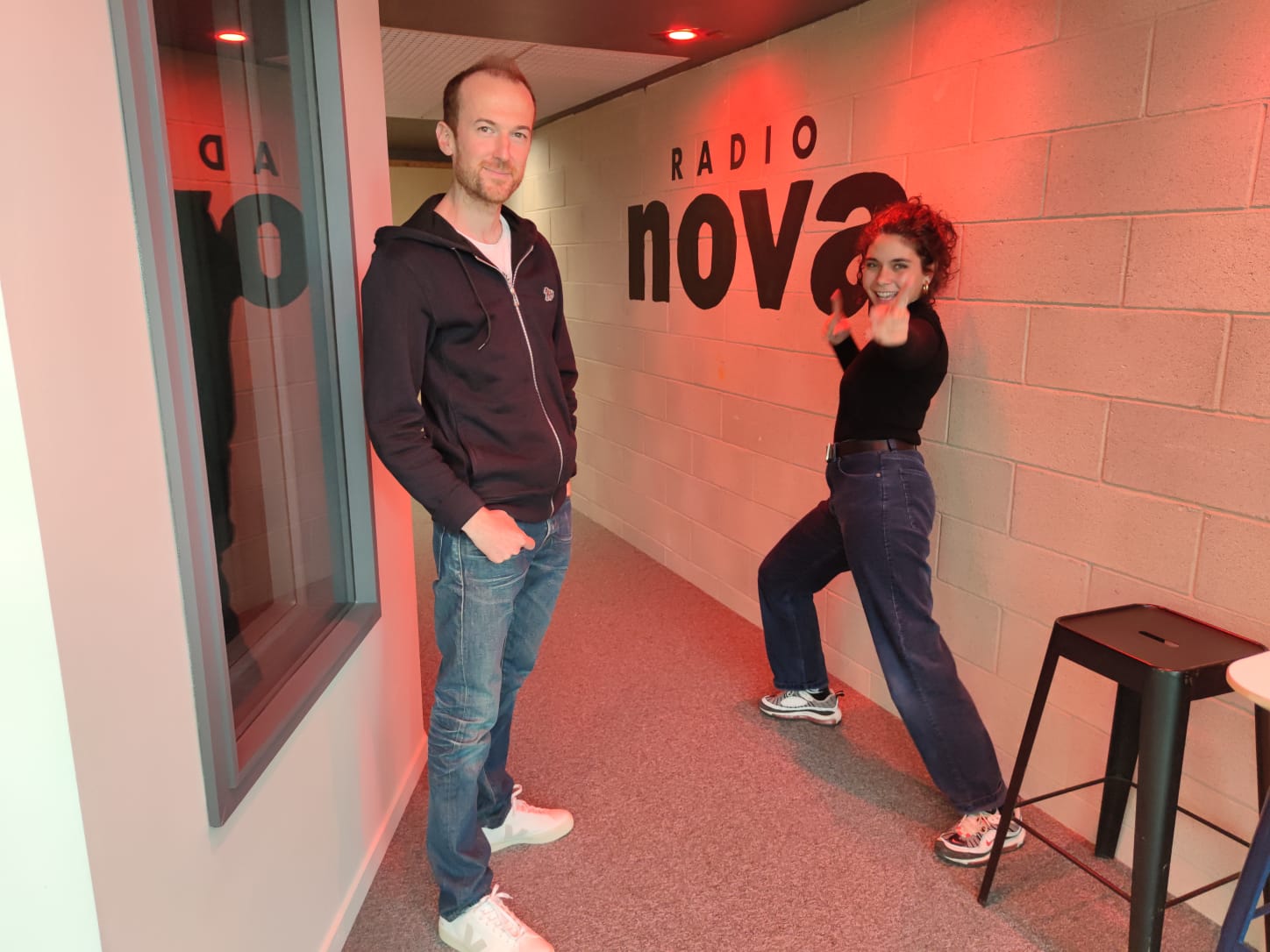 Armel Hemme et Sarah-Lou Bakouche entament leur deuxième saison en tandem à la matinale de Radio Nova. © Radio Nova.