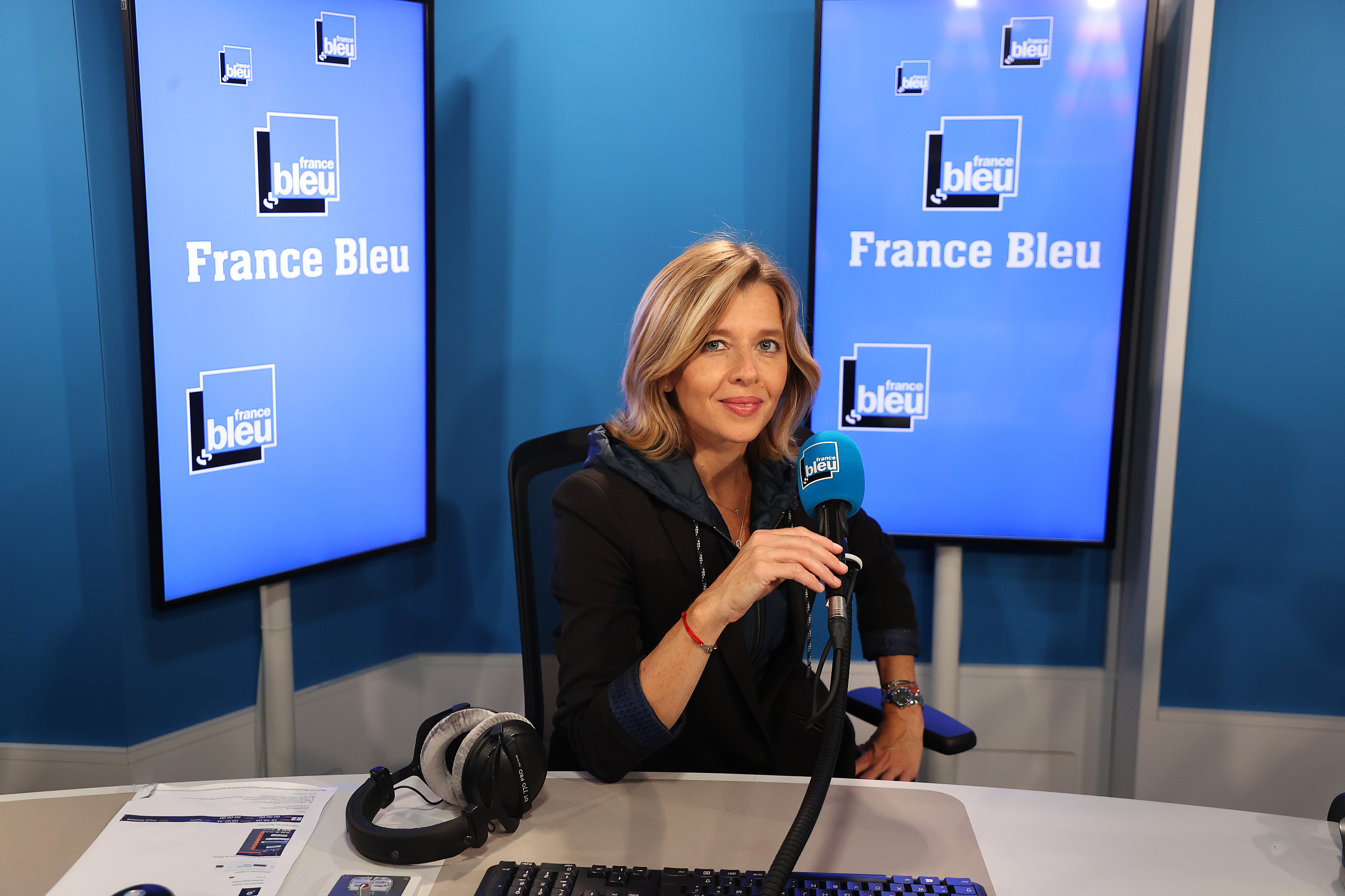 Wendy Bouchard présente un magazine diffusé en direct sur les 44 stations de France Bleu. © Radio France / Jean-Philippe Pariente.