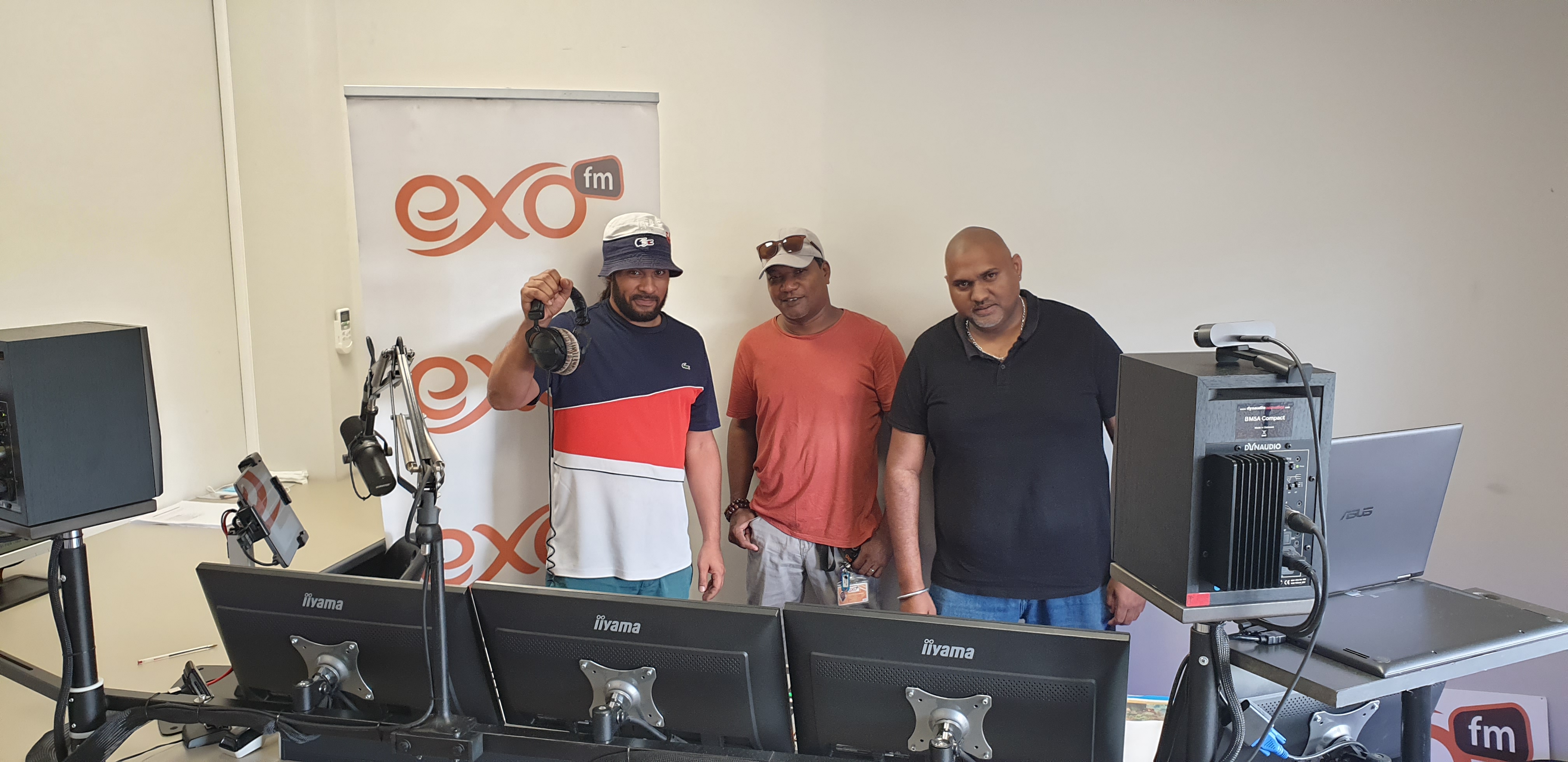 Une partie de l'équipe d'Exo FM se met en place avant la prise d'antenne. © Exo FM.