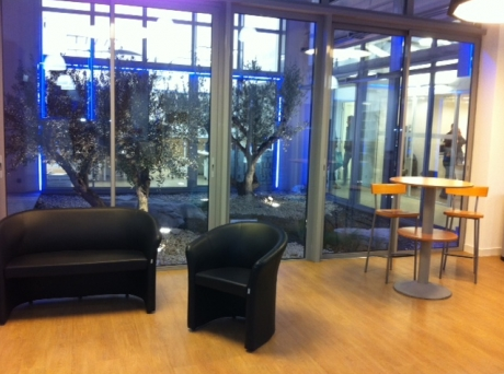 L'accueil et le patio de France Bleu Drôme Ardèche  © Radio France