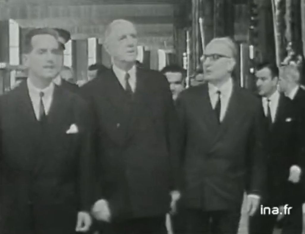 Le Général arrivant à la Maison de la Radio