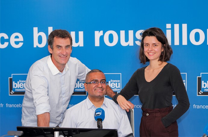 L'équipe de la matinale de France Bleu Roussillone avec (gauche à droite) Sébastien Giraud (animateur), Simon Colboc (journaliste) et Suzanne Shojaei (journaliste) © Joaquín Fernández