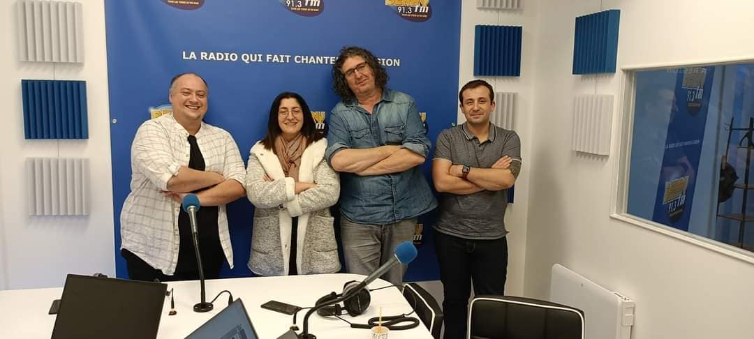 L'équipe Berry FM dans les nouveaux studios de l'association (David Leroy, troisième en partant de la gauche)