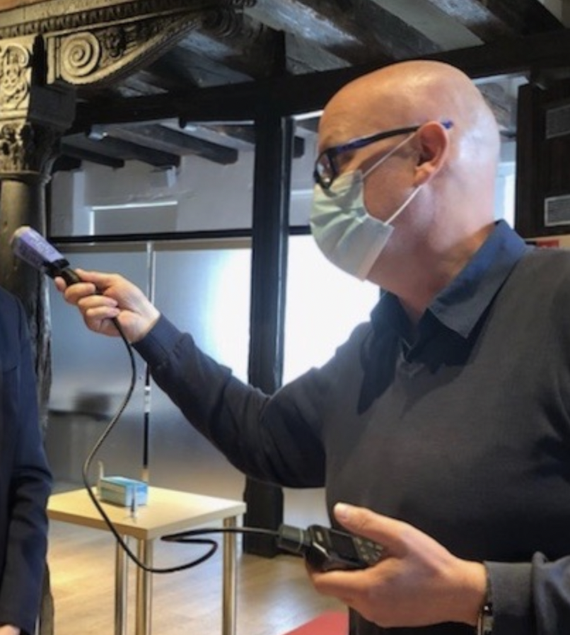 Franck Jehl en plein travail pour Azur FM, la première radio associative de France