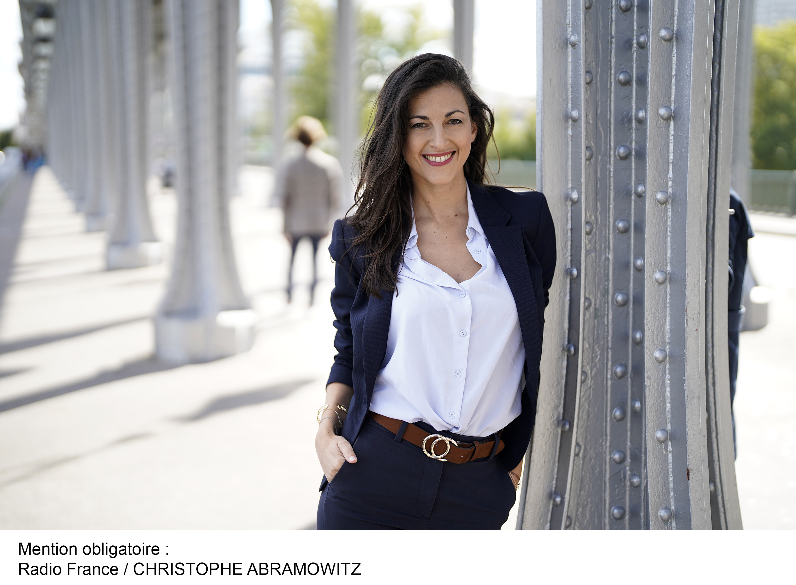 La Niçoise Ségolène Alunni anime les matinées du week-end sur France Bleu Paris. © Radio France / Christophe Abramowitz.