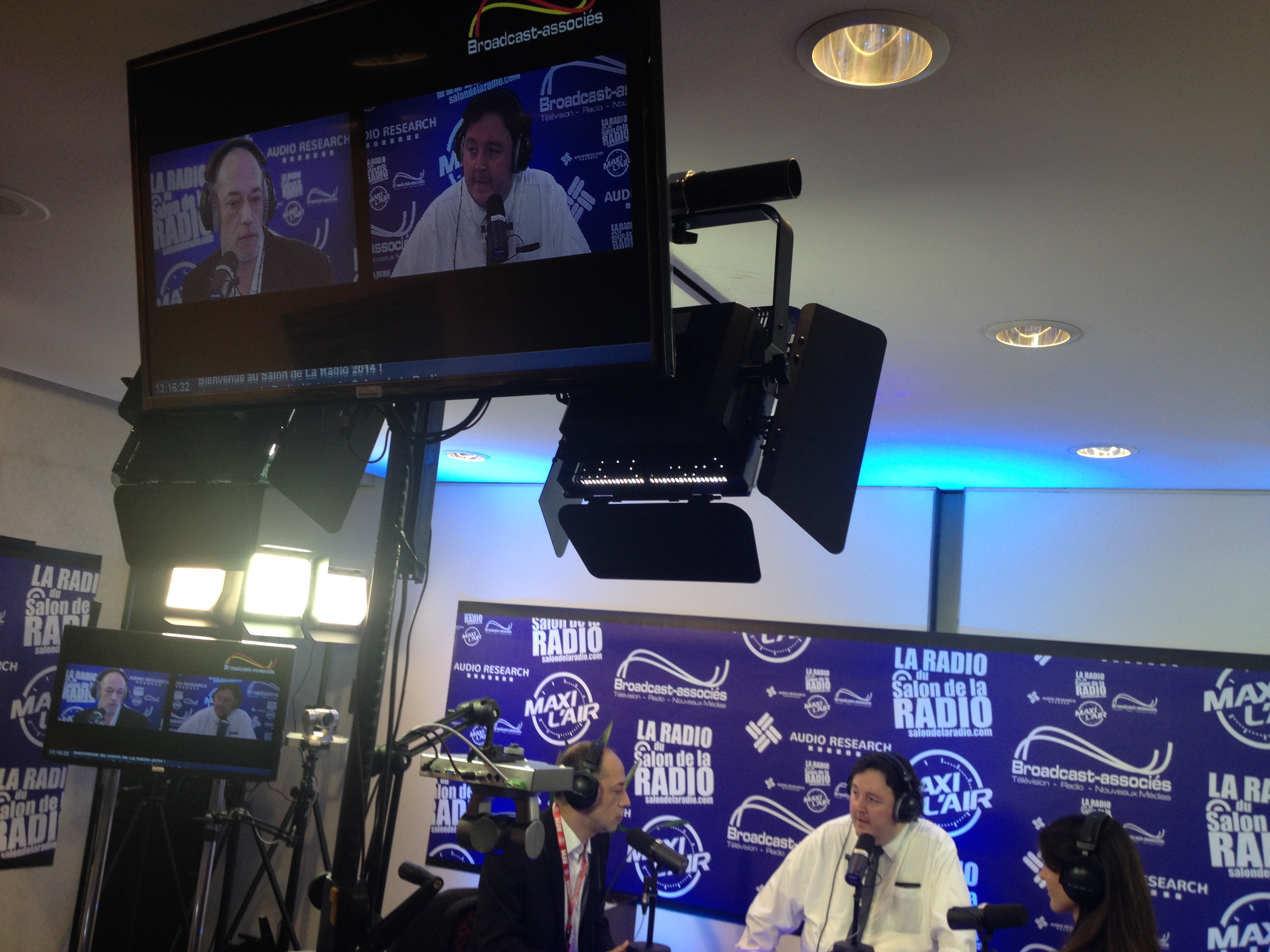 Michael Pachen autour de Guillaume Aubert et de Sophie Coste (RFM) dans le studio construit par Broadcast-associés