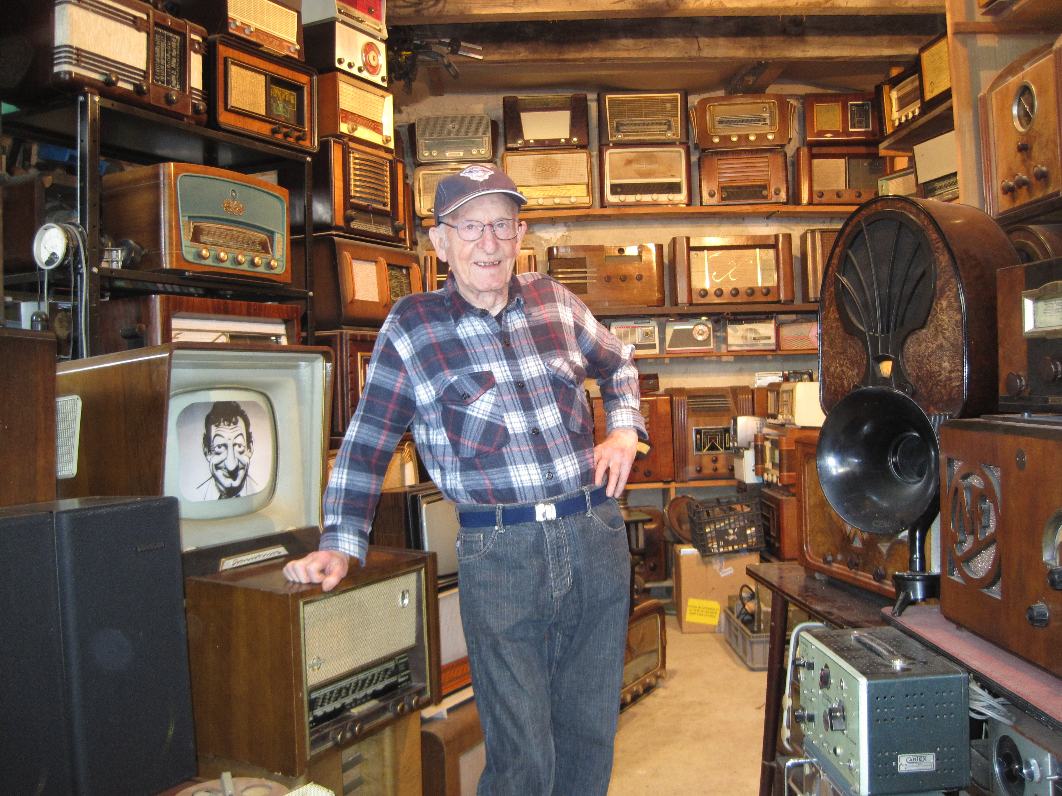 Louis Belair, dans son garage-musée en Haute-Vienne. © Louis Belair.