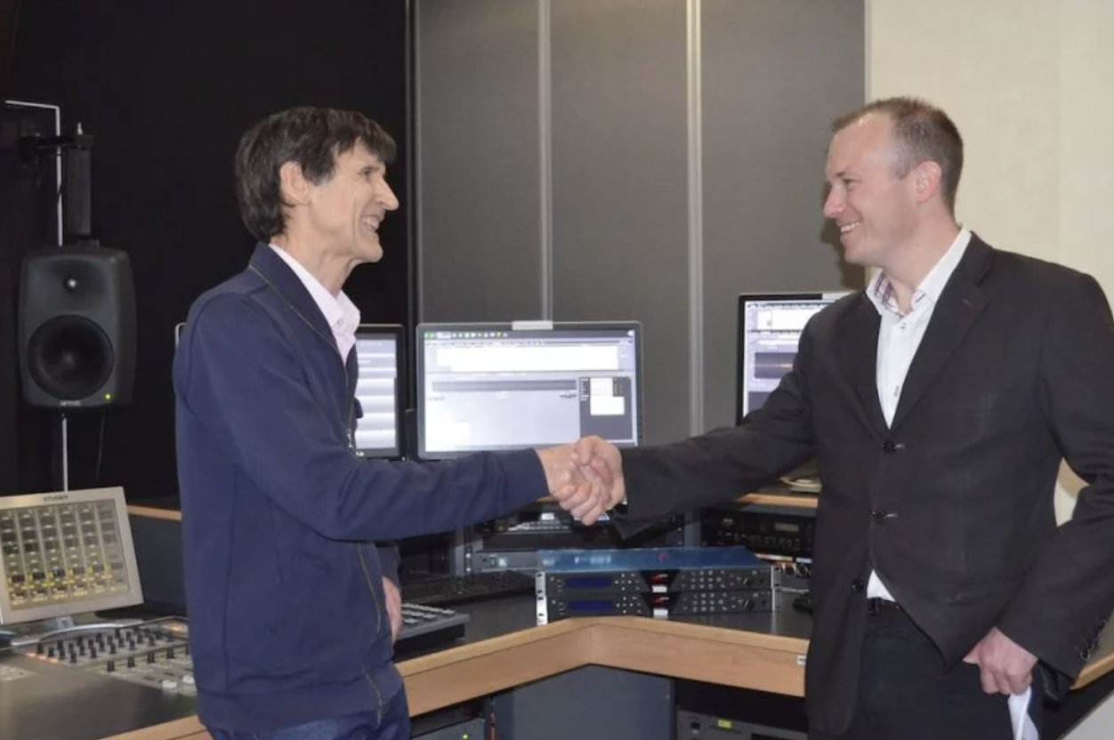 Christian Valera de l'INA avec Yann Vonarburg de AETA Audio Systems dans les studios de l'INA
