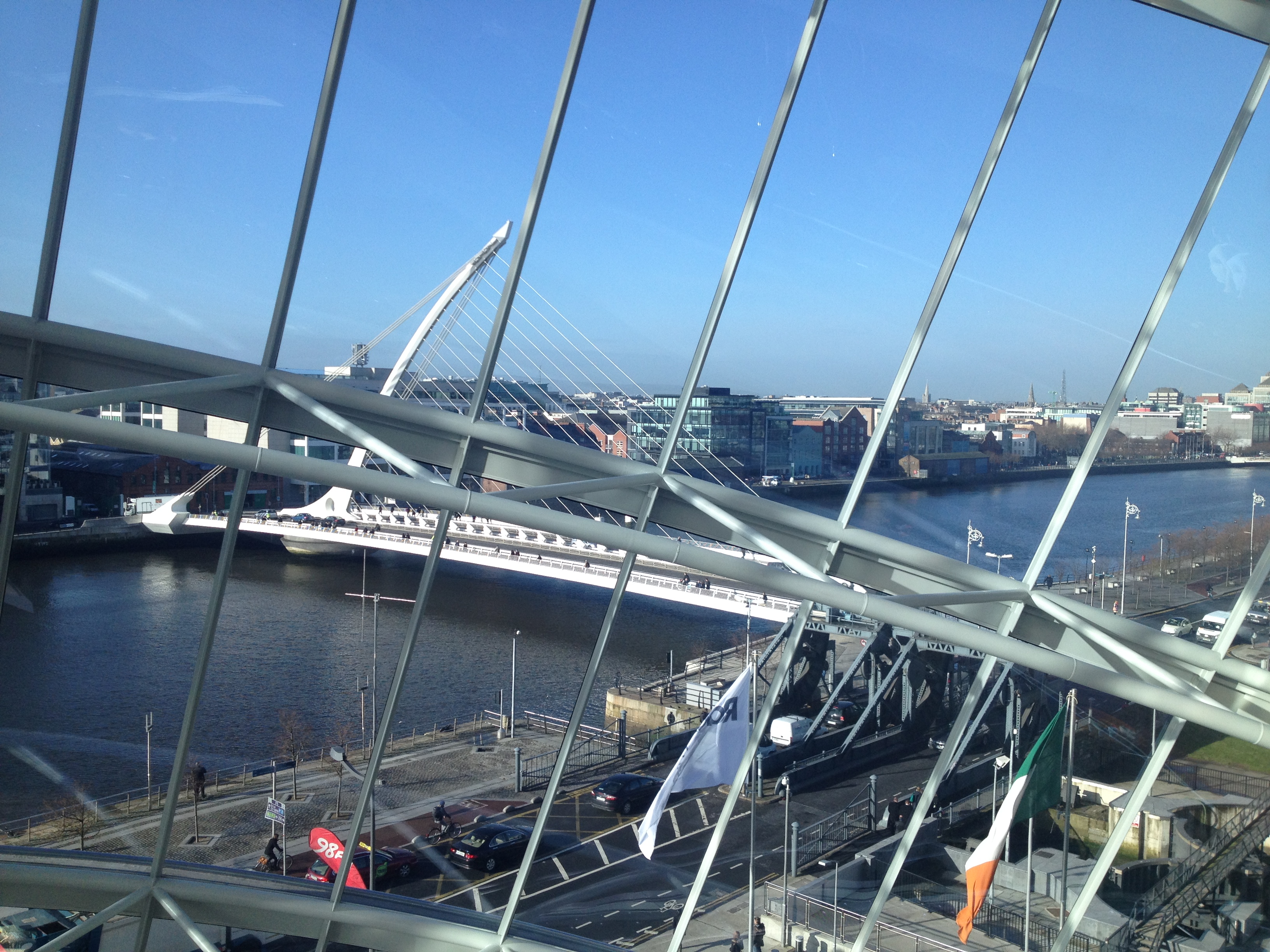 Vue imprenable sur la rivière Liffey du haut du CCD qui domine la ville de Dublin